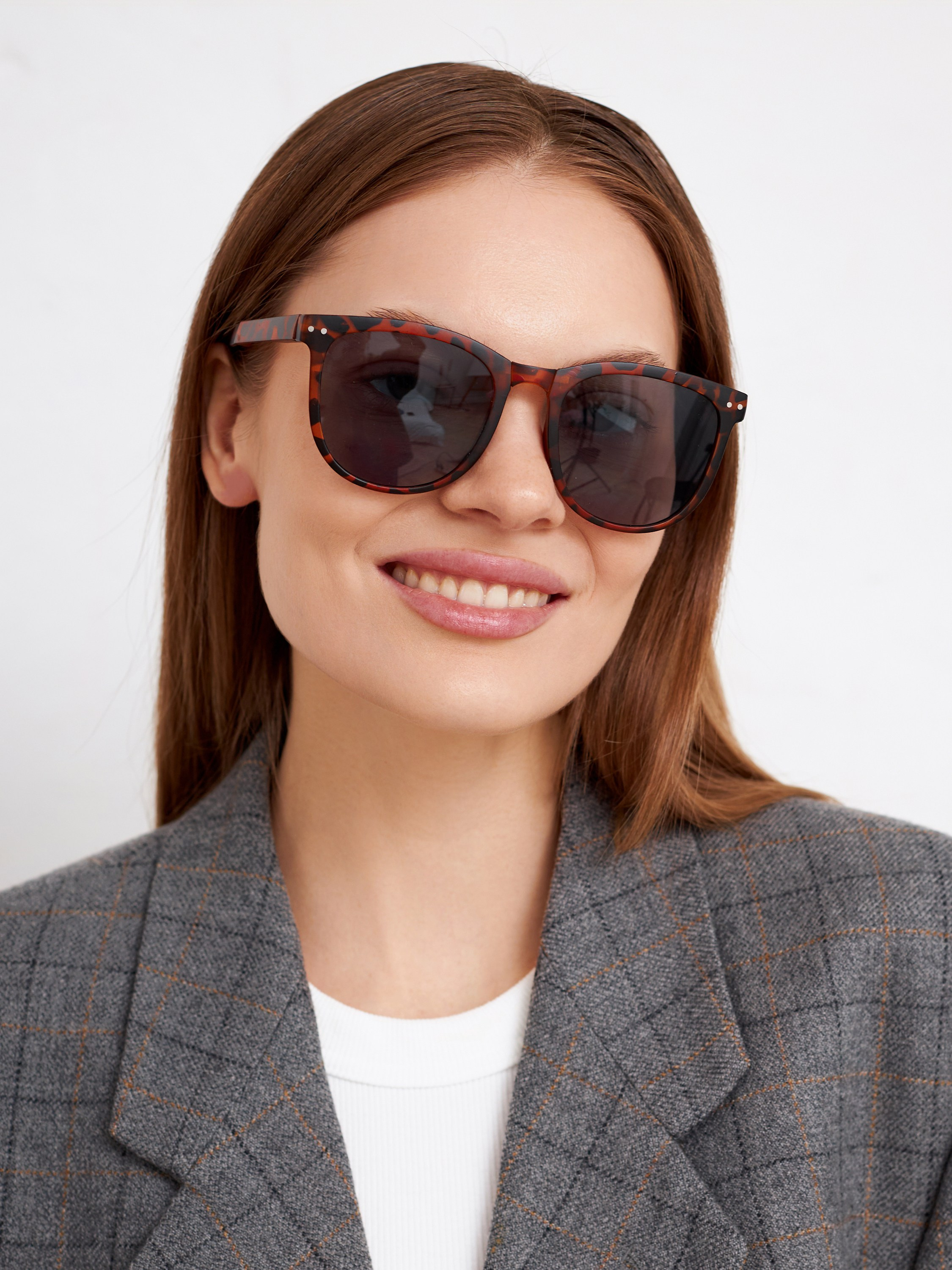 Фотосъемка солнцезащитных очков Екатеринбург Wildberries ВБ Ozon Озон предметная съемка Екб заказать цена фотосъемка товара WB очки предметк. Фотограф Екатеринбург Анастасия Жерновская | Маркетплейсы и нейрофото