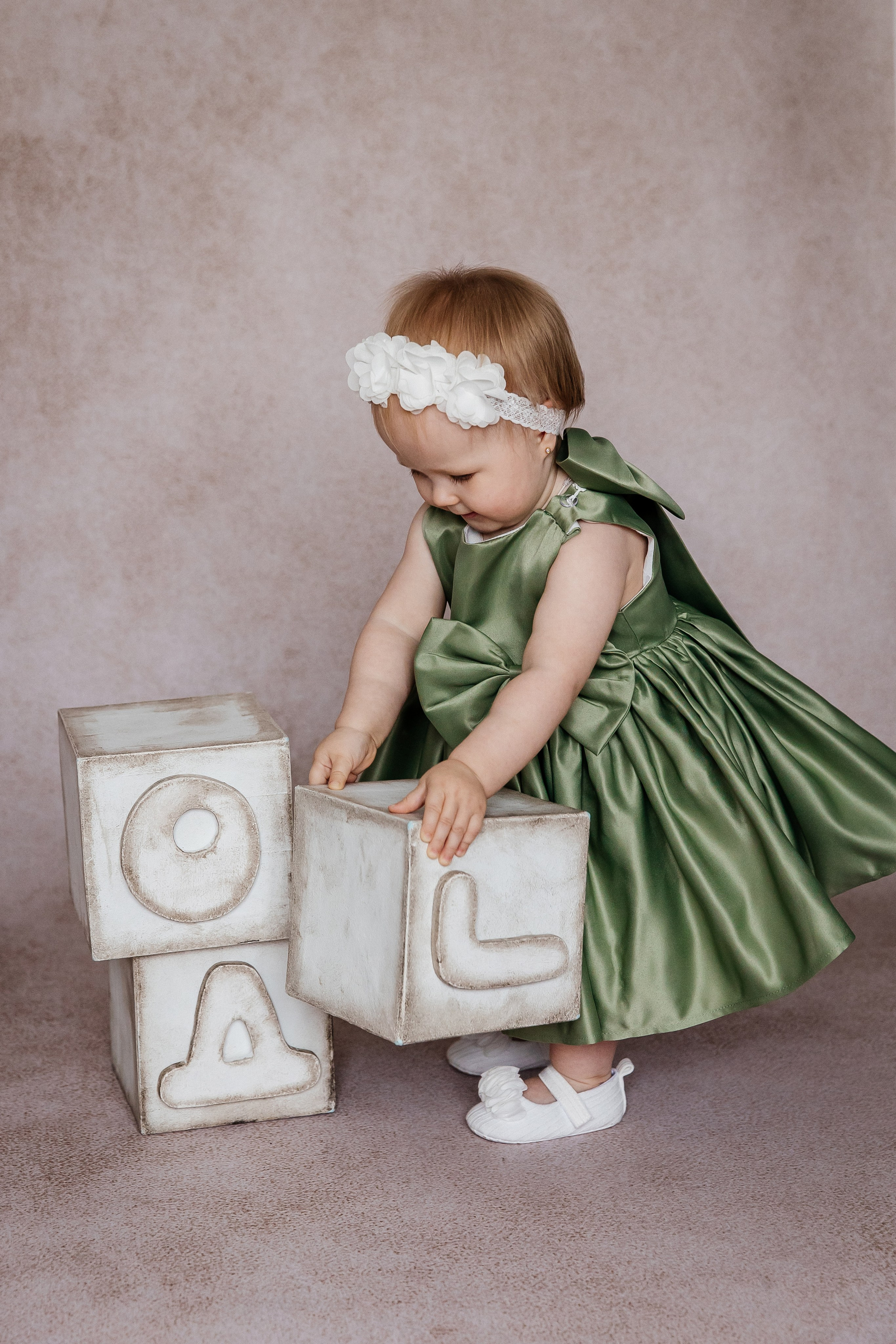 Минимализм (единичка, буквы-кубики, отдельный реквизит на фоне). Детский фотограф, выпускные альбомы в Нижнем Новгороде Бодягина Мария