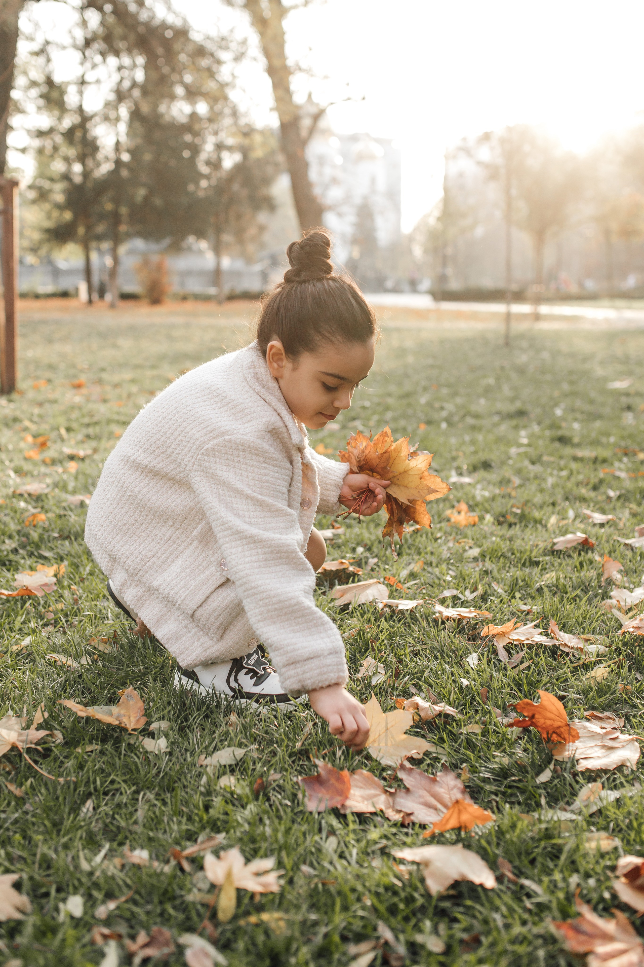 Мама и дочь, осенняя городская прогулка. Фотохудожник Наталия Кирсанова