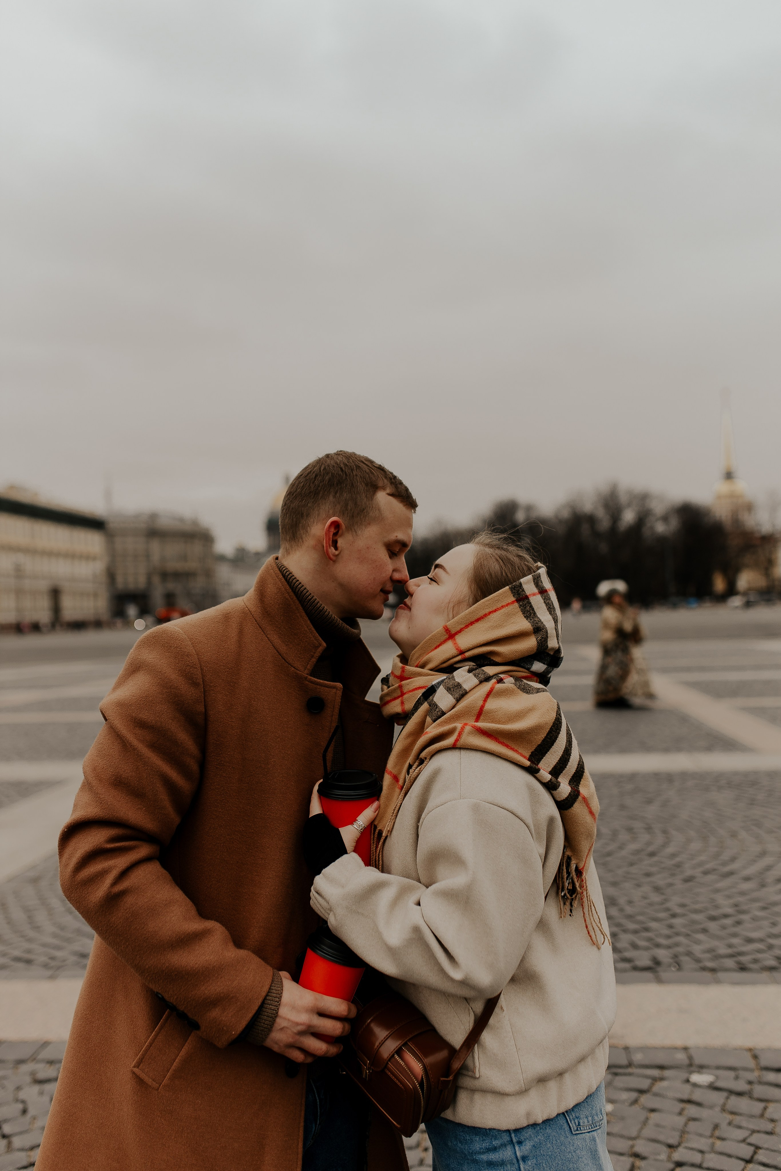 Пара гуляет по Петербургу. Фотограф в Санкт-Петербурге Лиза Семченкова