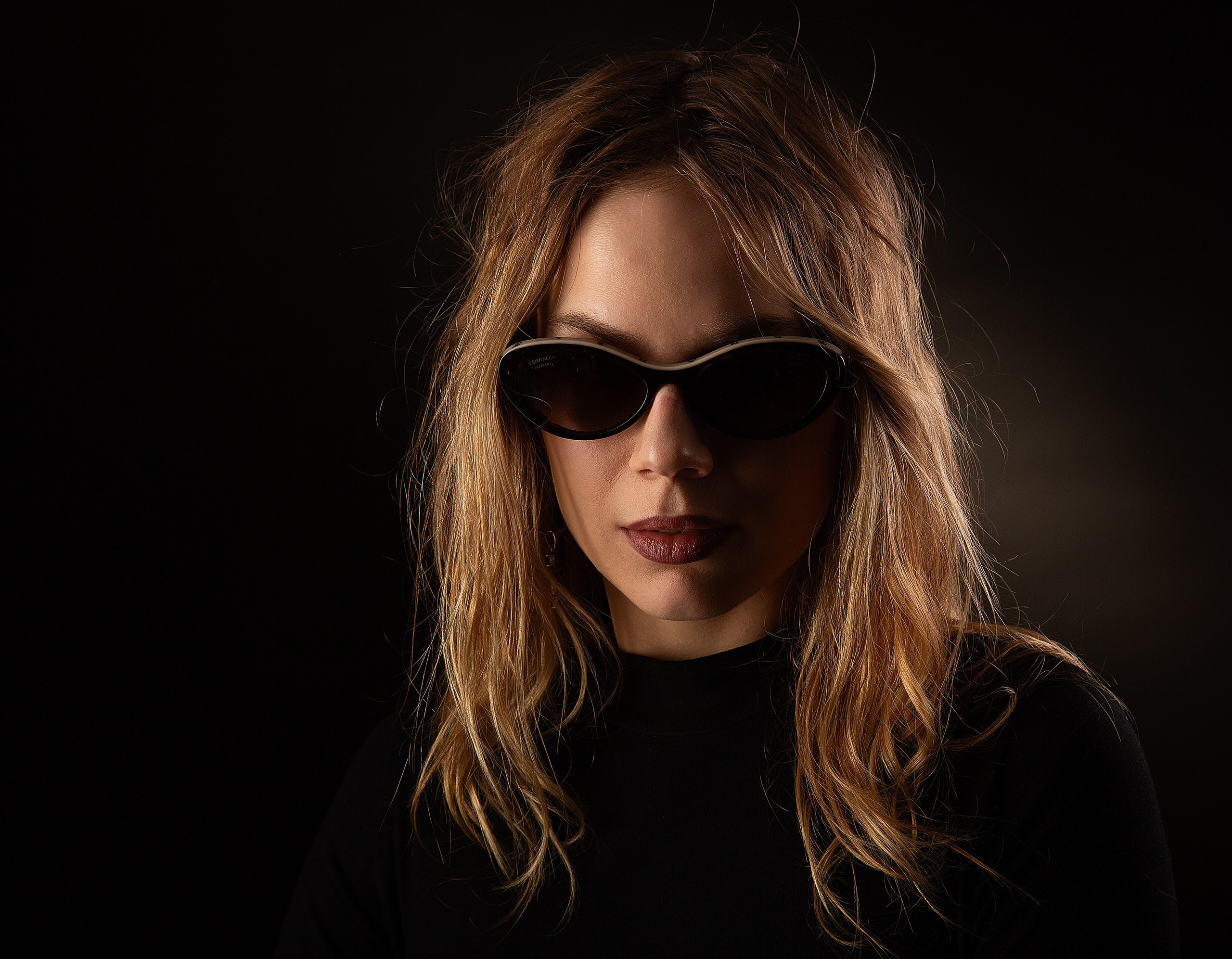 Фотосессия с жестким темным светом