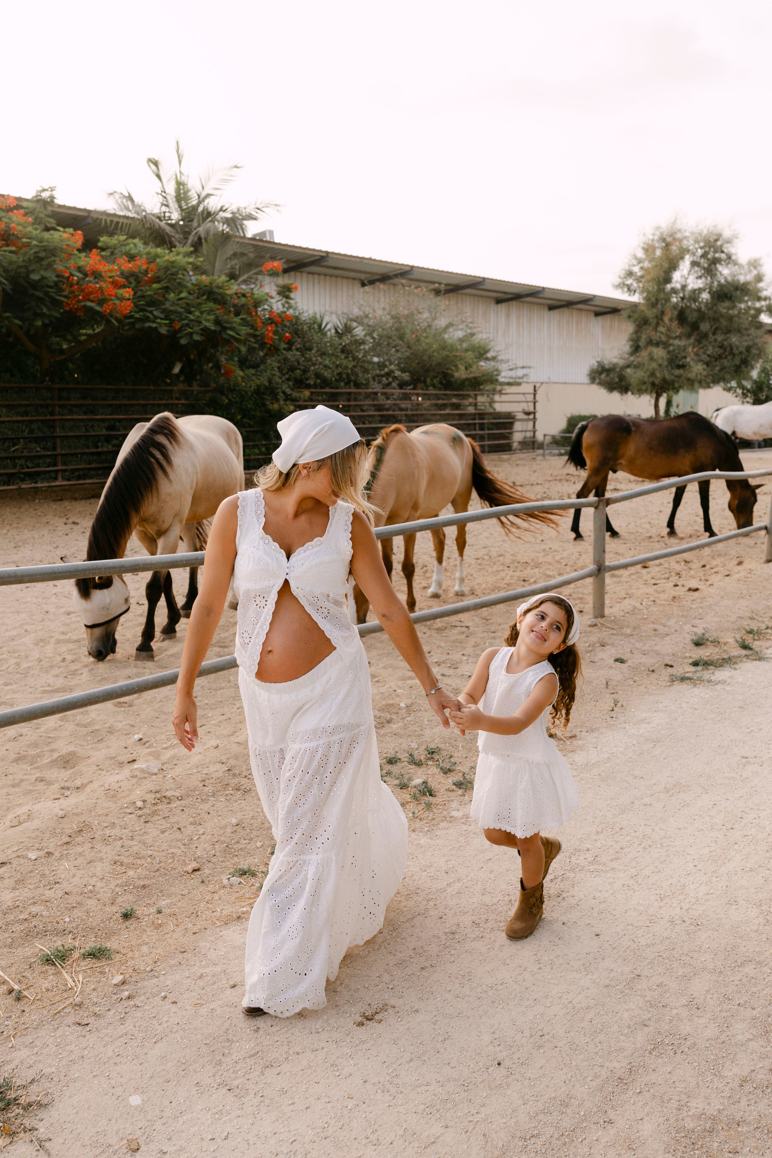 Pregnancy photoshoot at the horse farm. Главная