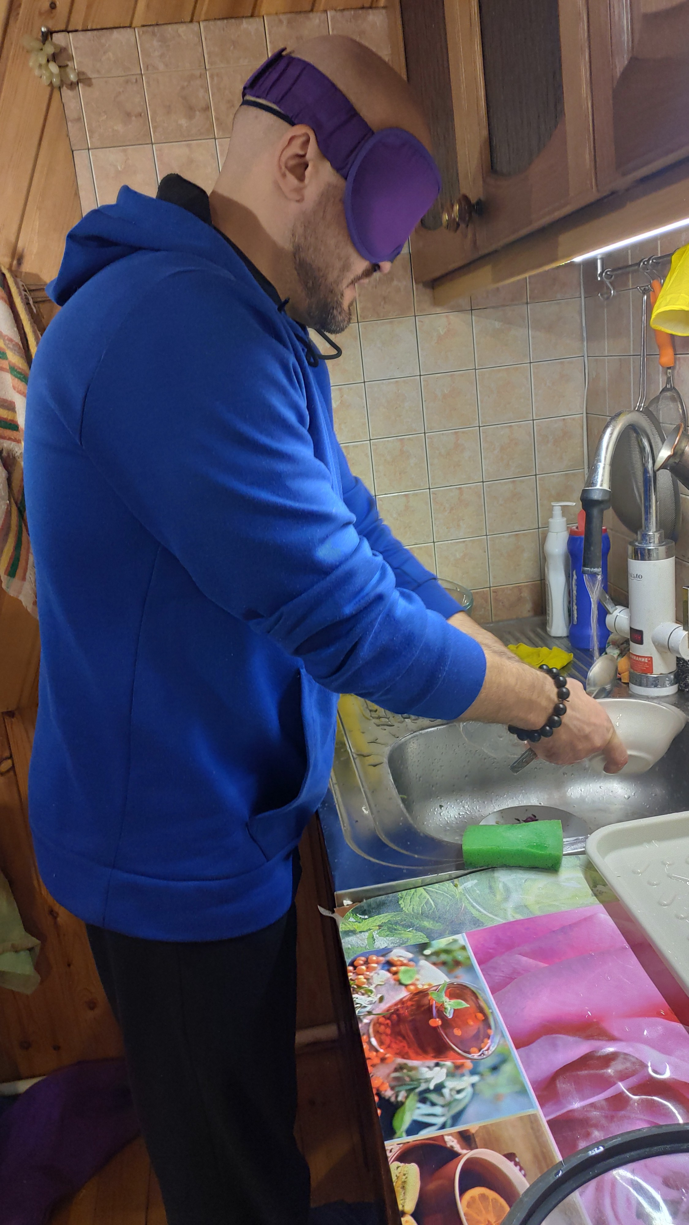 Степан на тренинге ретрите моет посуду