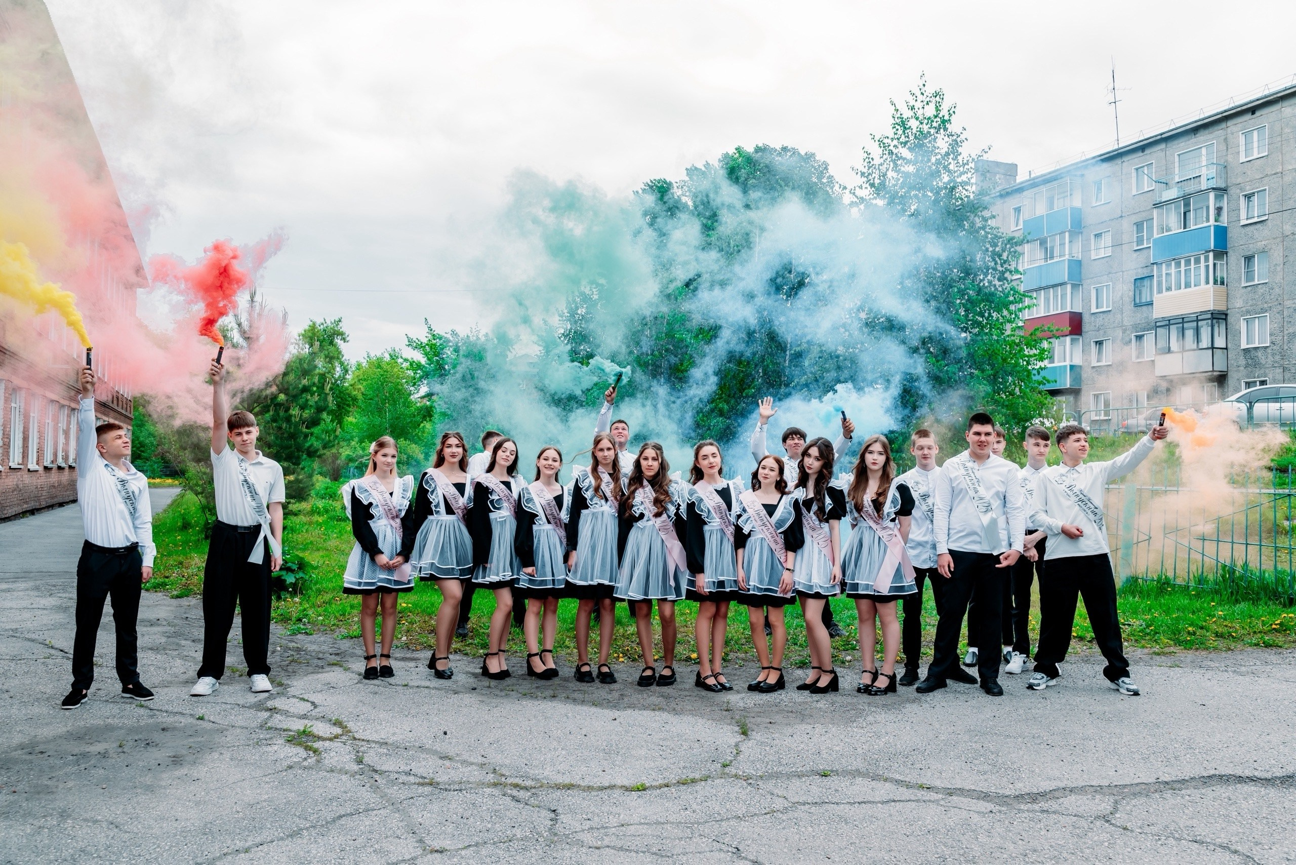 Последний звонок 2025 школа 25. Фотограф Алёна Царькова. Киселевск