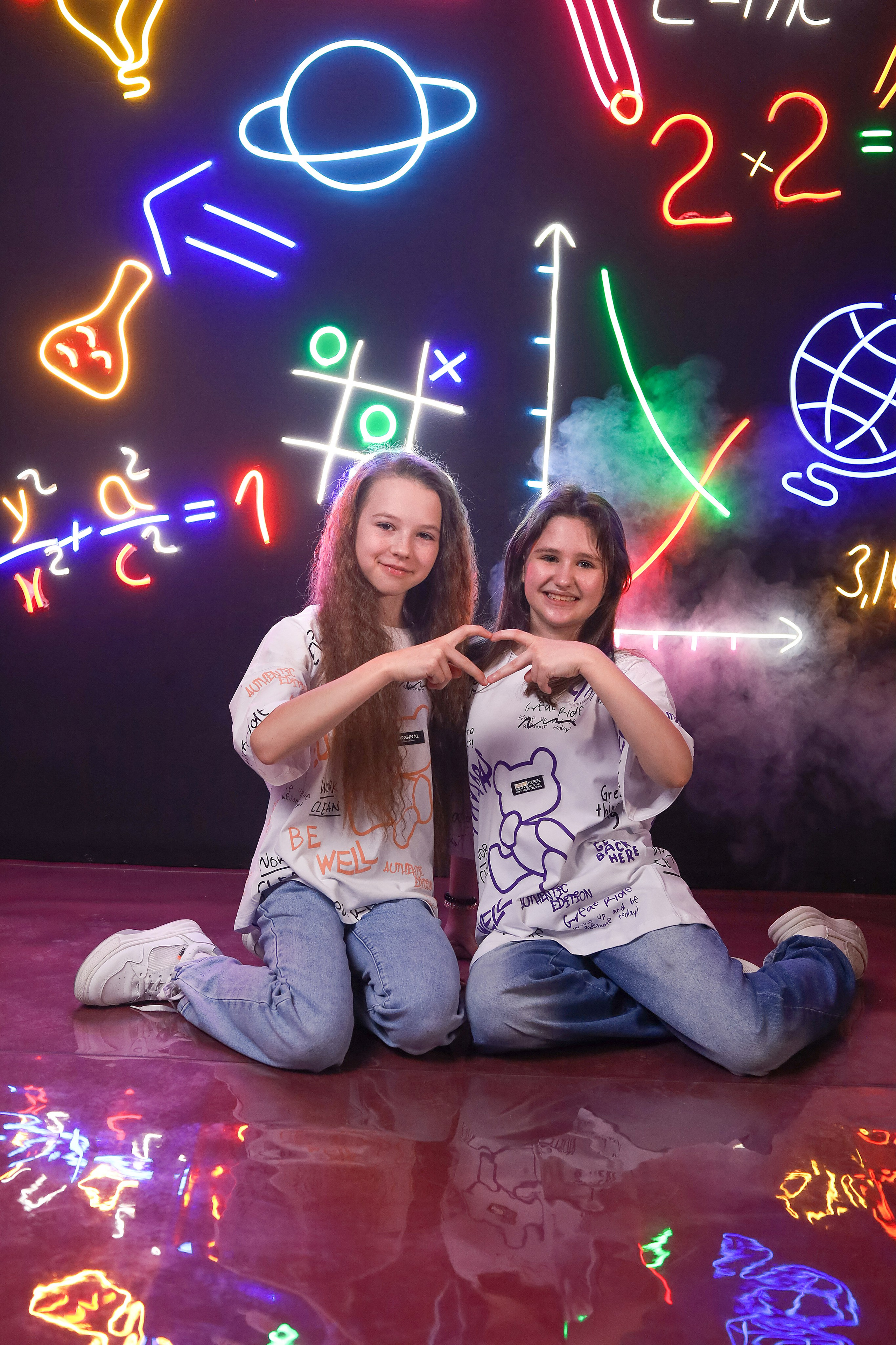 Выпускной альбом "Неон". Выпускные альбомы в Тюмени для школ, садов, вузов спортивных секций