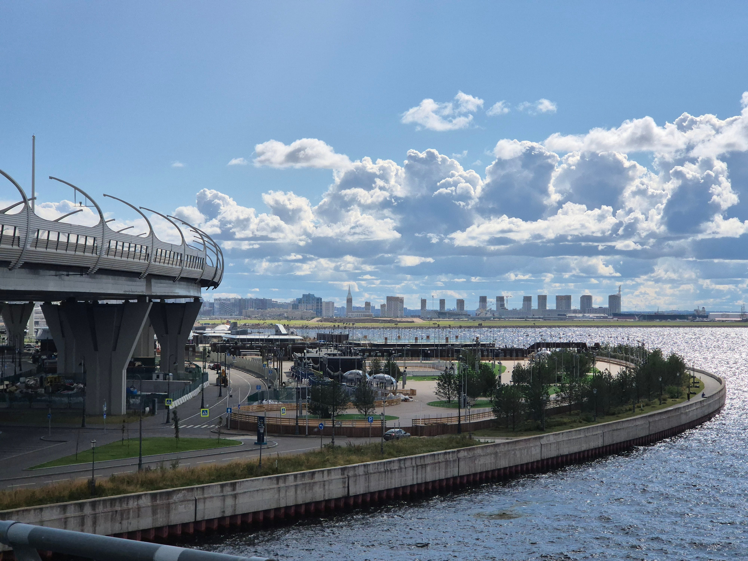 Добрался закупаться в бассейне у флагштока. Дорого, пафосно, не впечатлило