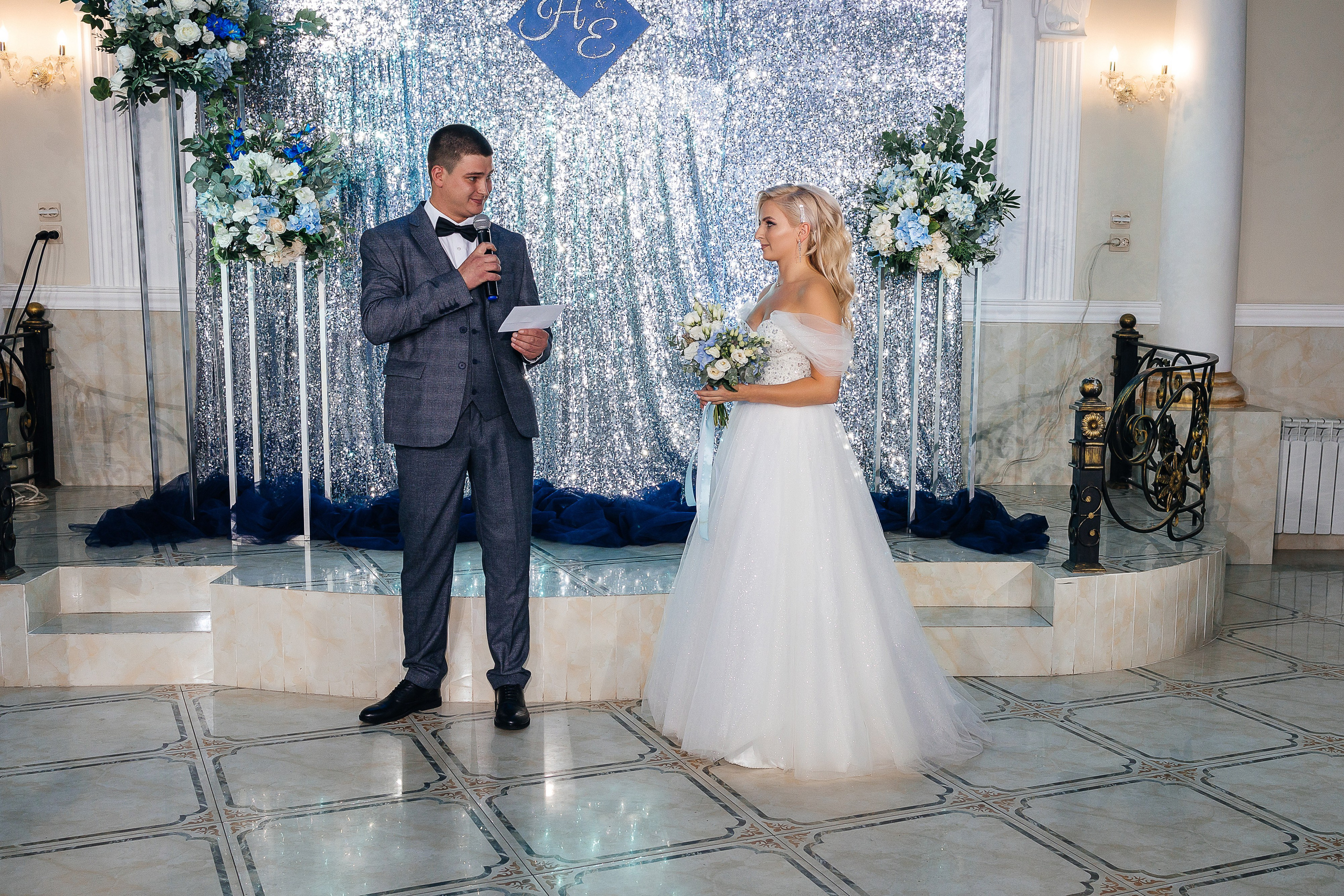 Стильная фотосессия пары в интерьерах ресторана. Олег Сверчков | Свадебный фотограф Вологда