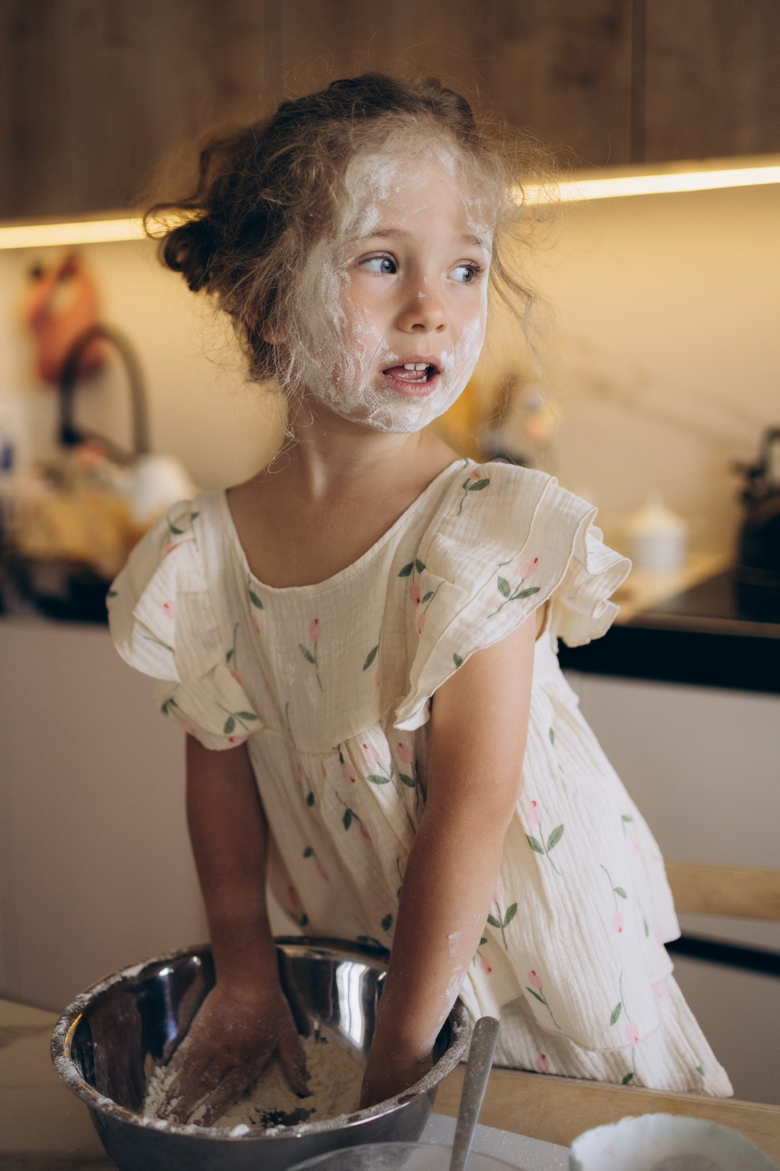 лицо девочки в муке