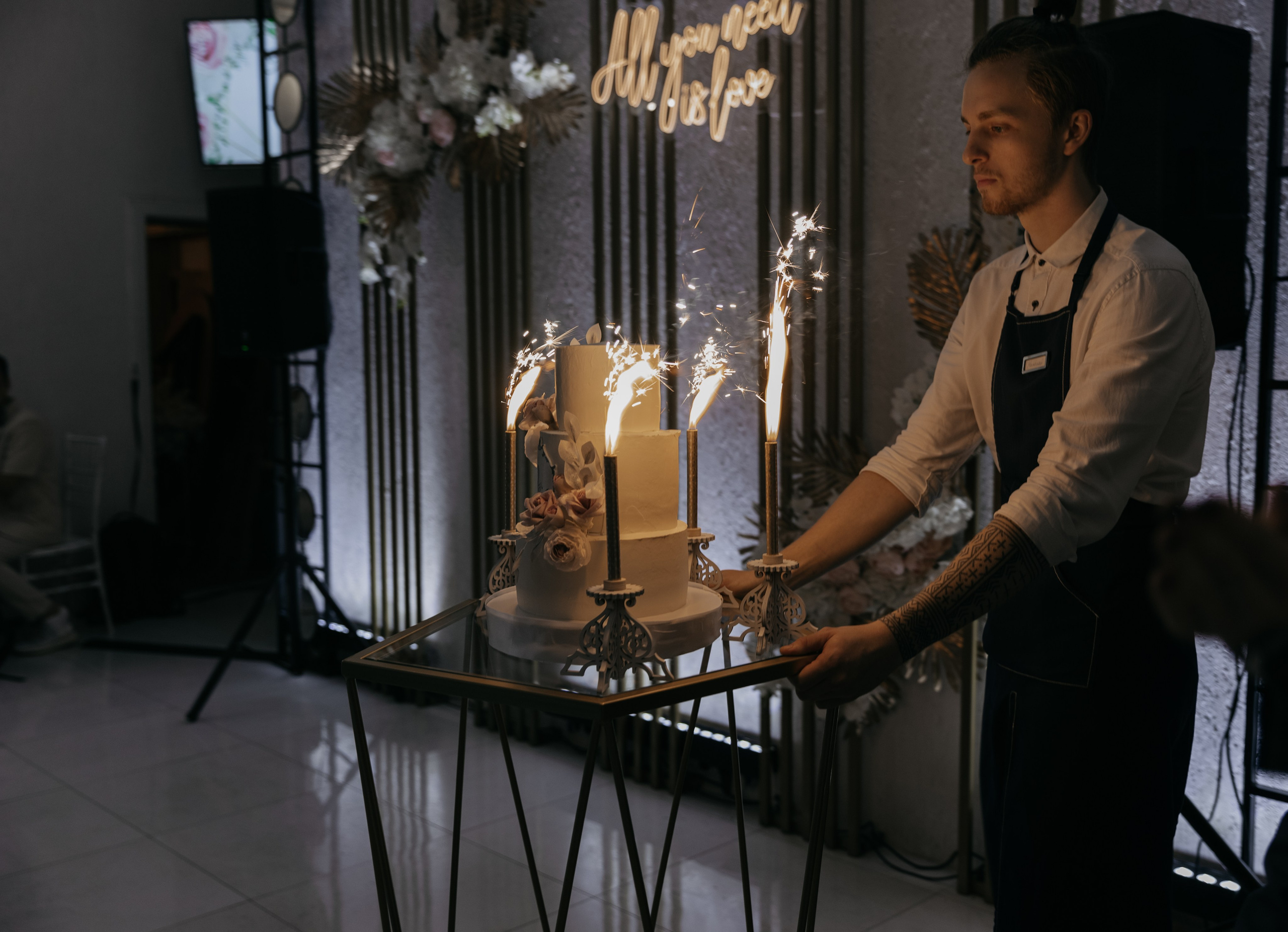 Волшебство уходит — Знаю. — И что мы будем делать? — Наслаждаться моментом. Свадебный фотограф в Санкт-Петербурге