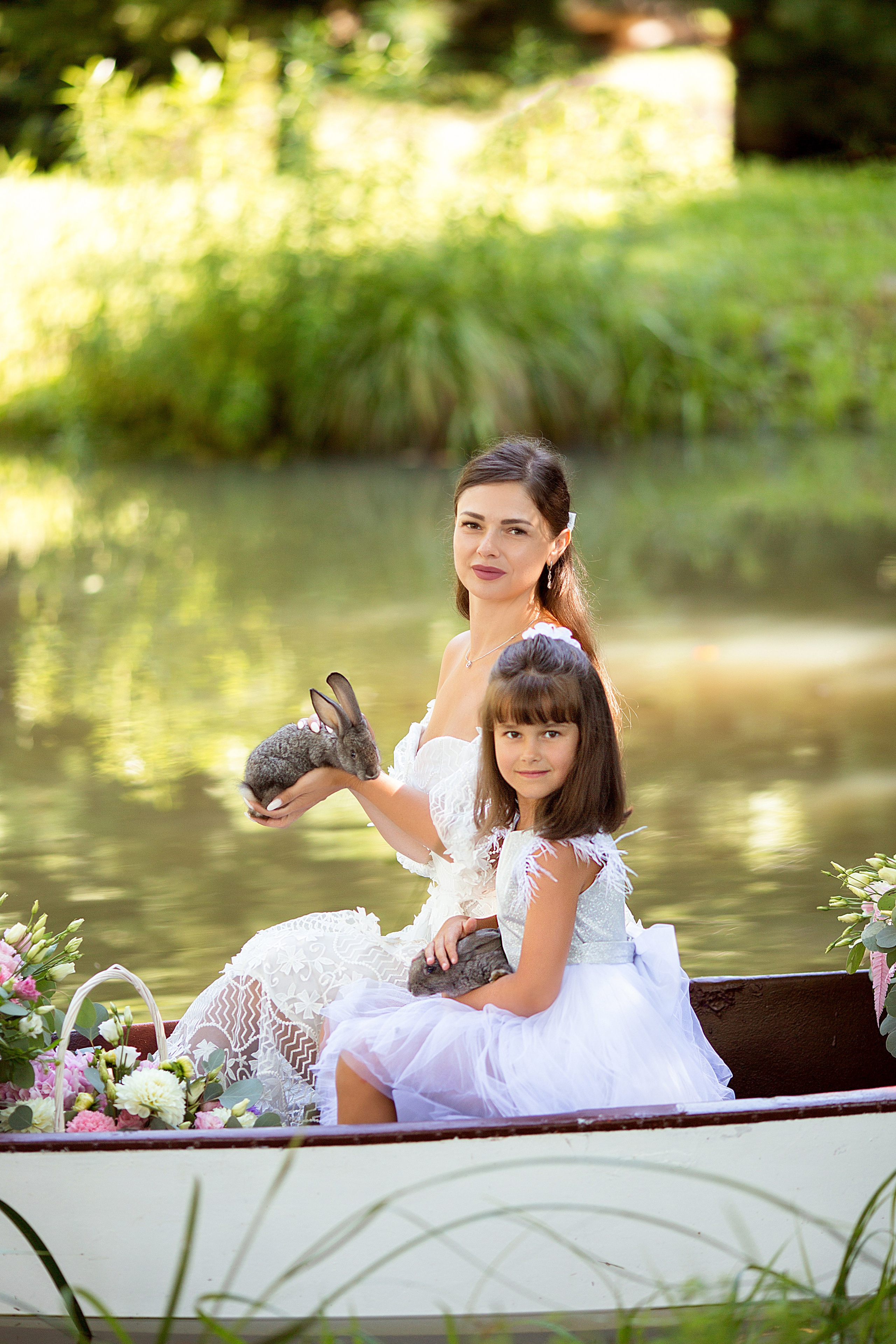 Ксения и Алиса в лодке с цветами. Людмила Далидович топовый семейный фотограф Находка/Владивосток