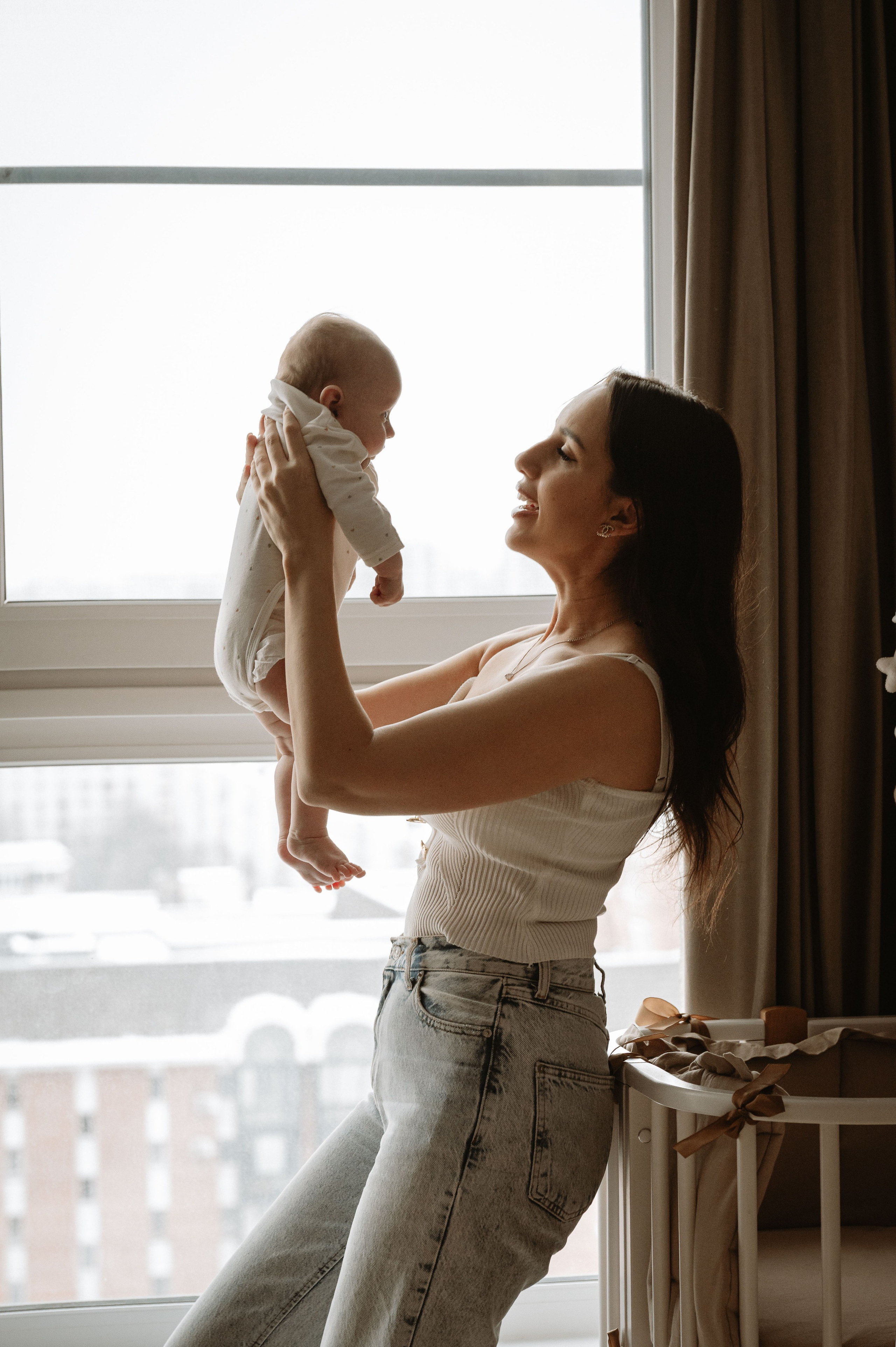 Малышка Зои с мамой и бабушками. Фотограф беременности и семьи, домашние съемки, Ньюборн