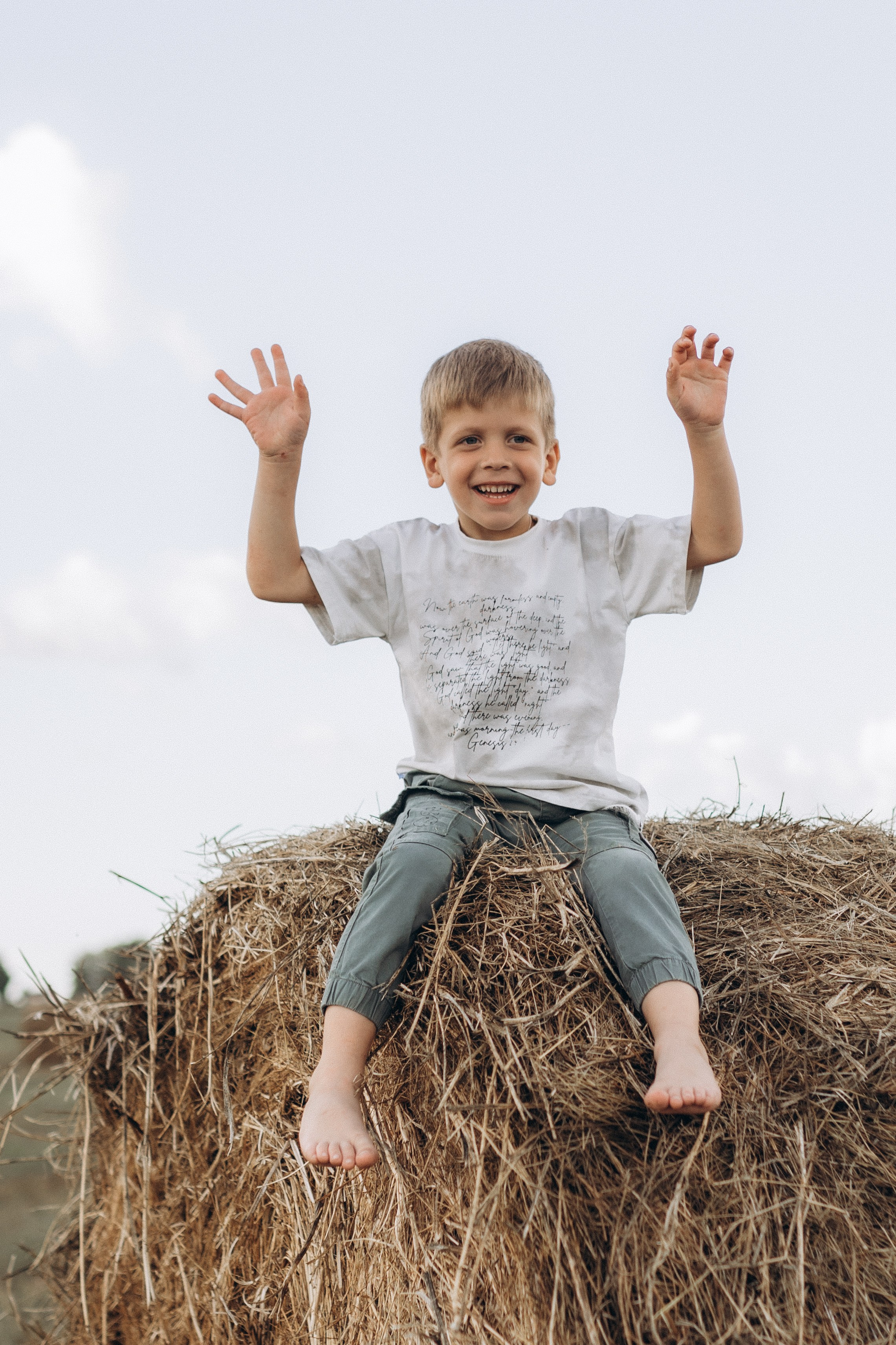 Вика и Миша на сене. Семейный фотограф lifestyle в Новосибирске Елена Шпилевая