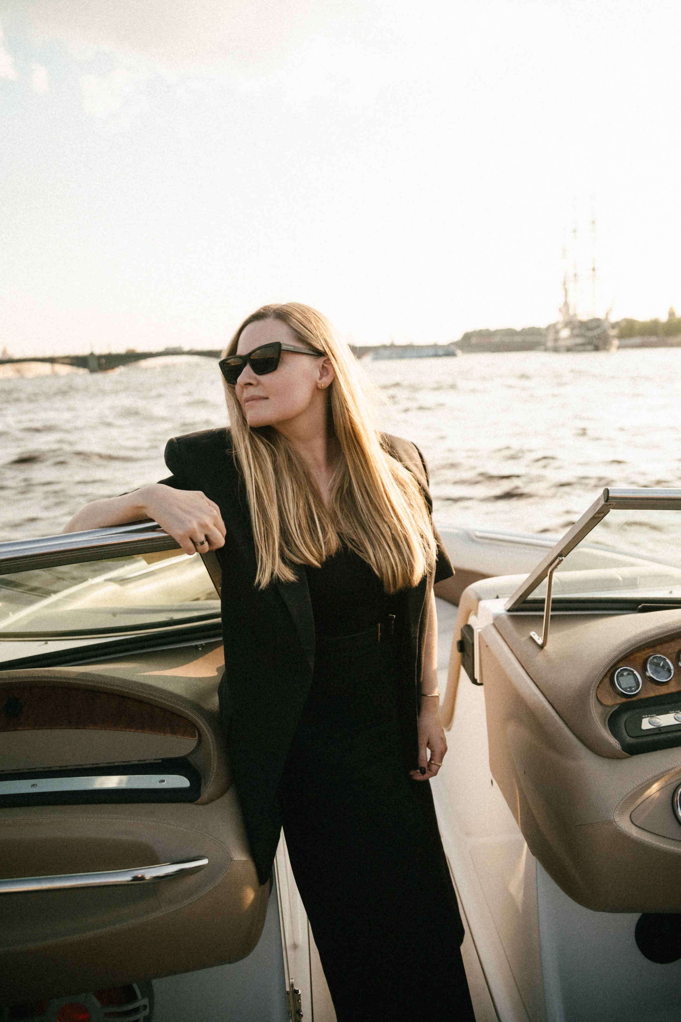 Даша и Витя на катере. Репортажный и портретный фотограф в Санкт-Петербурге Степлевич Дарья