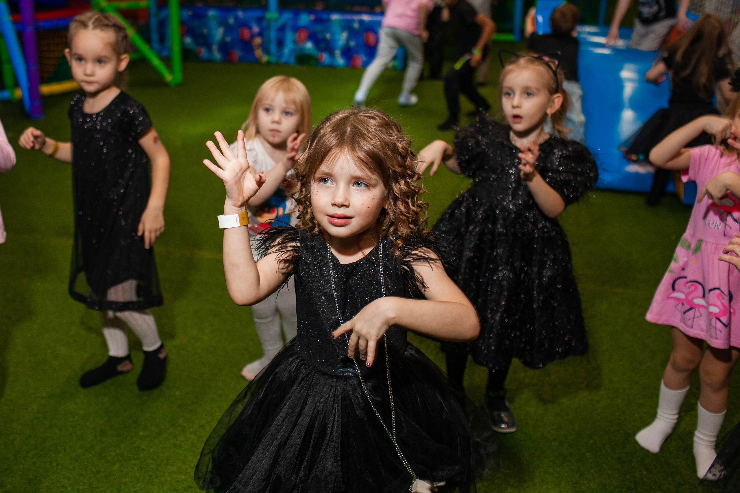 День Рождения Анечки в стиле Уэнсдей. Детский и семейный фотограф в Санкт-Петербурге Елизавета Сорокина