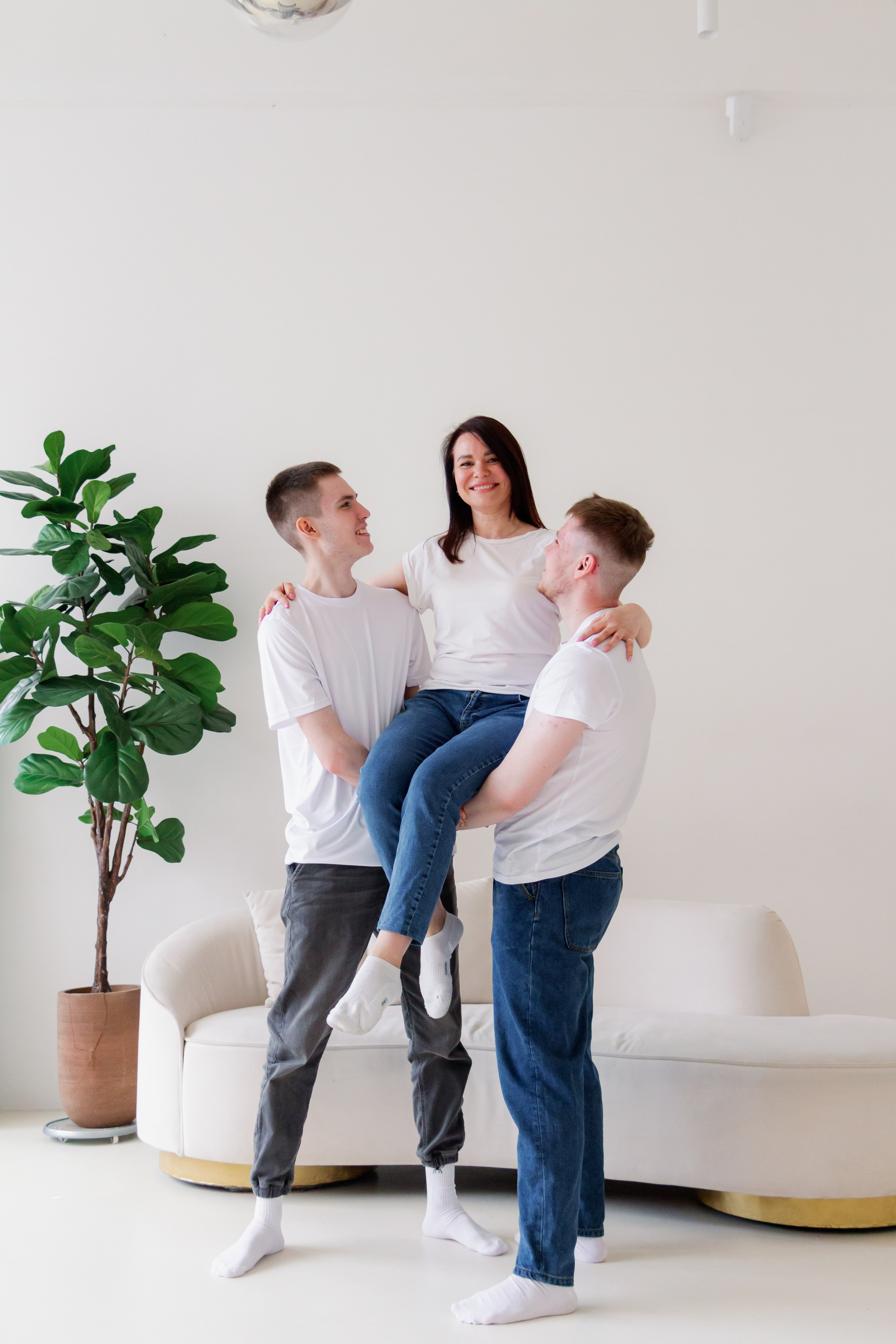 Две сестры. Две семьи. Одна любовь. Семейная фотосессия в студии, Екатеринбург. Фотограф в Екатеринбурге Пойгина Елена