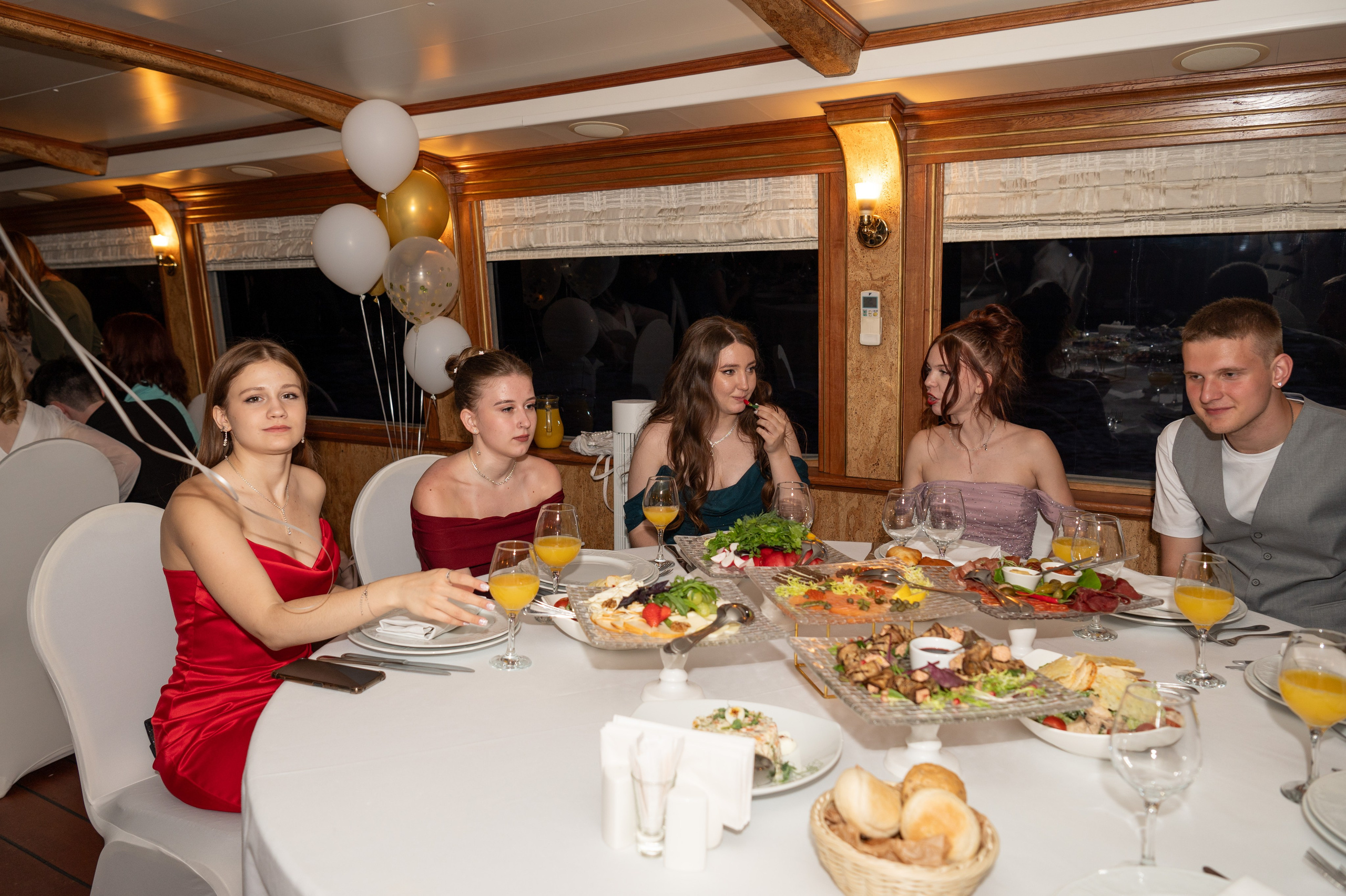 Выпускной вечер 11 класс на теплоходе. Детский и семейный фотограф г. Москва Оксана Катаджи