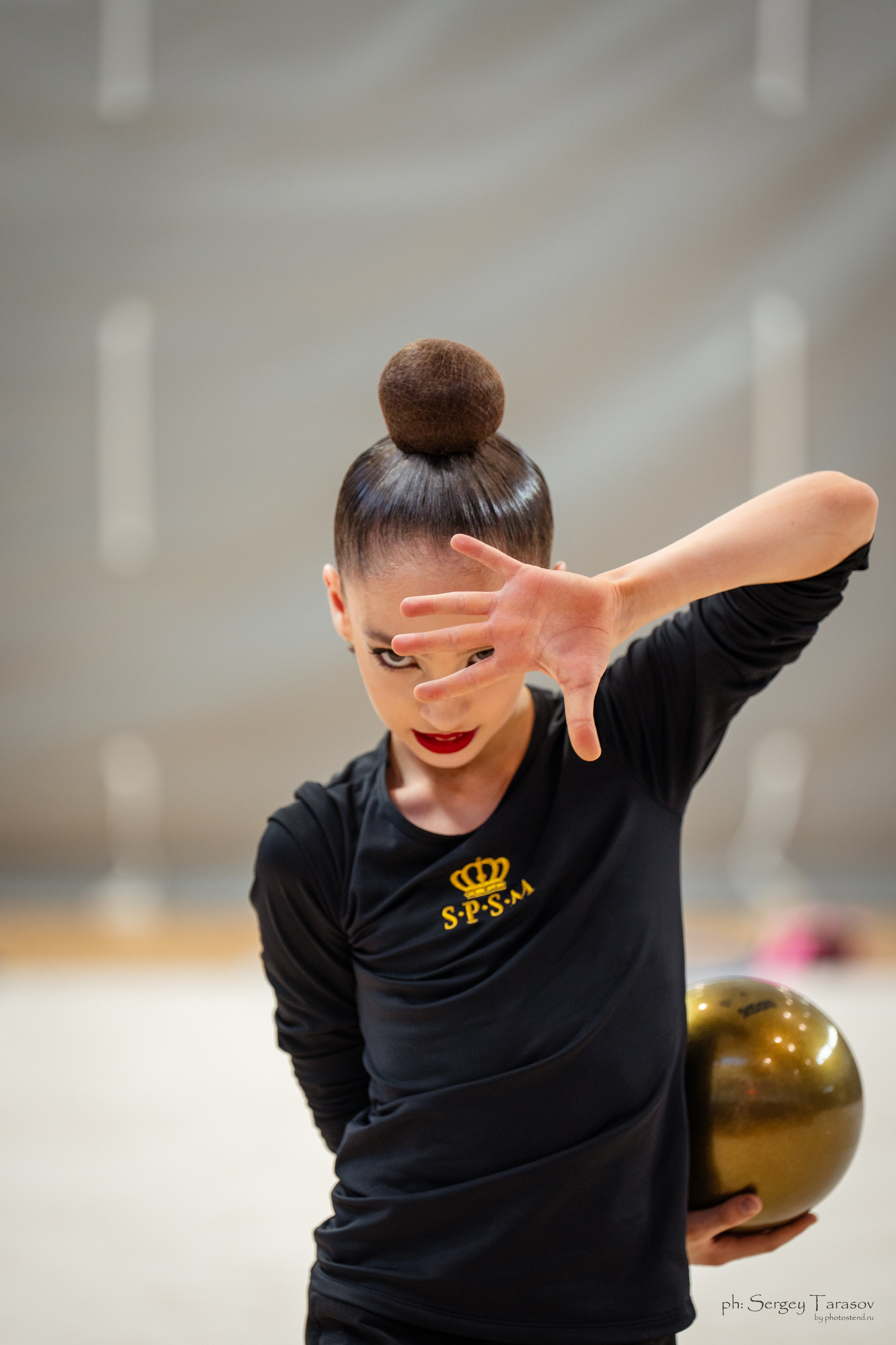 Съёмка с разминочного ковра с соревнований по художественной гимнастике.  