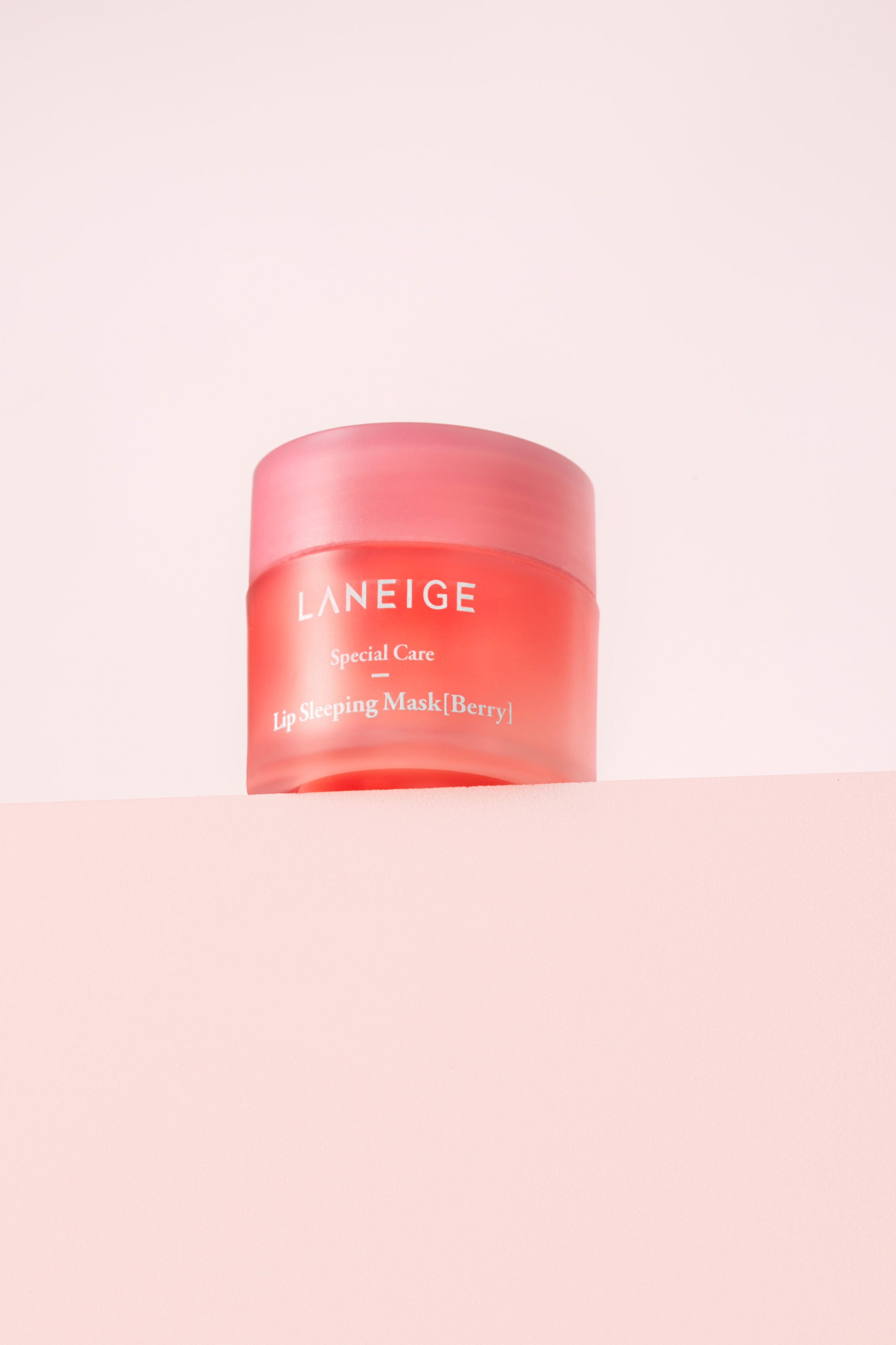 маска для губ на подиуме демонстрационная подача предметка