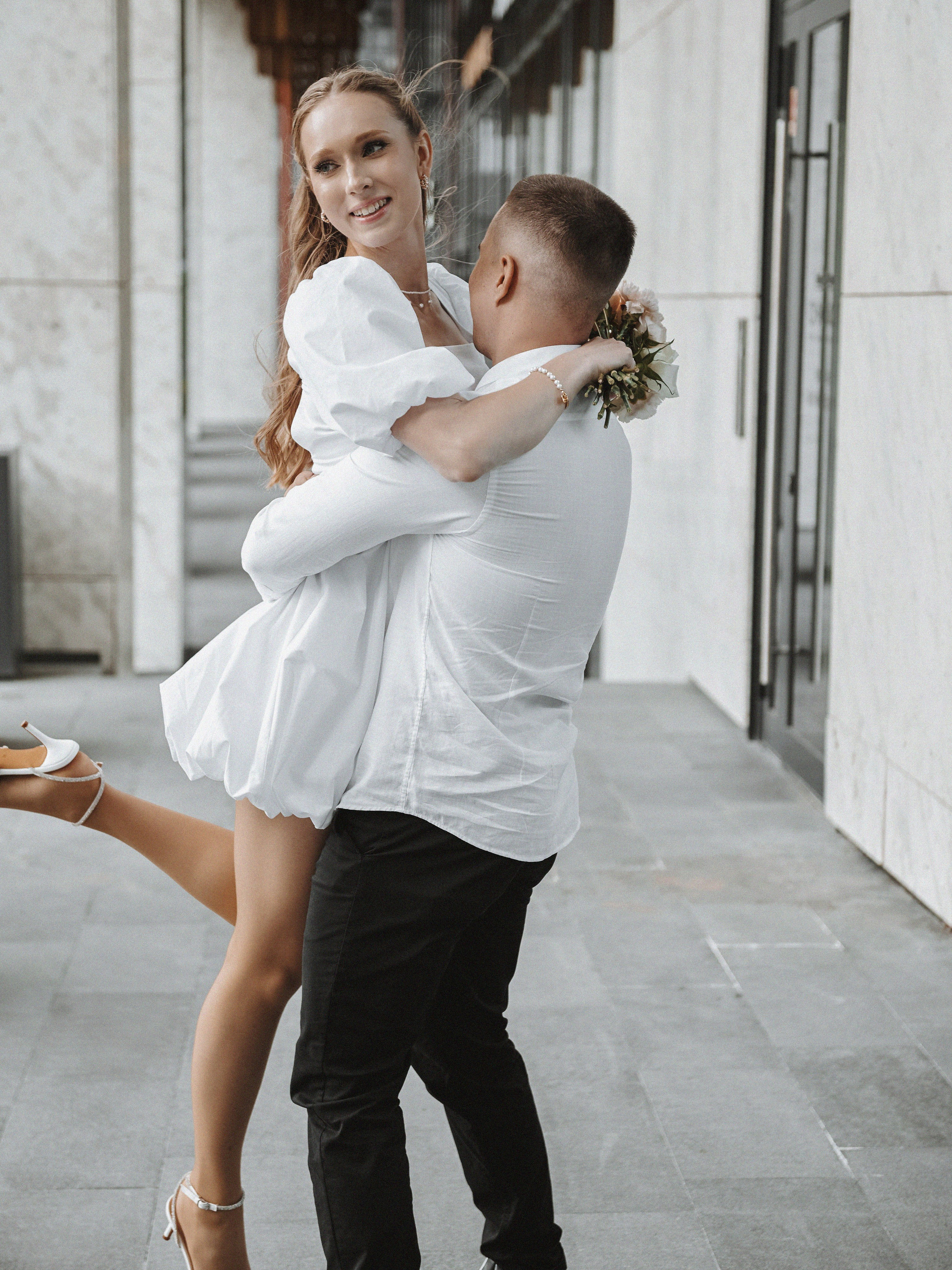 Нежные объятия пары на территории жилого комплекса Ричмонд — романтика большого города.