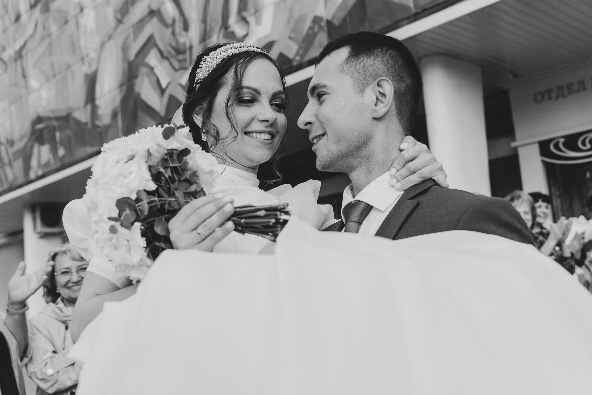 Жених несет невесту на руках. фото от свадебного фотографа в Екатеринбурге Евгения Карася