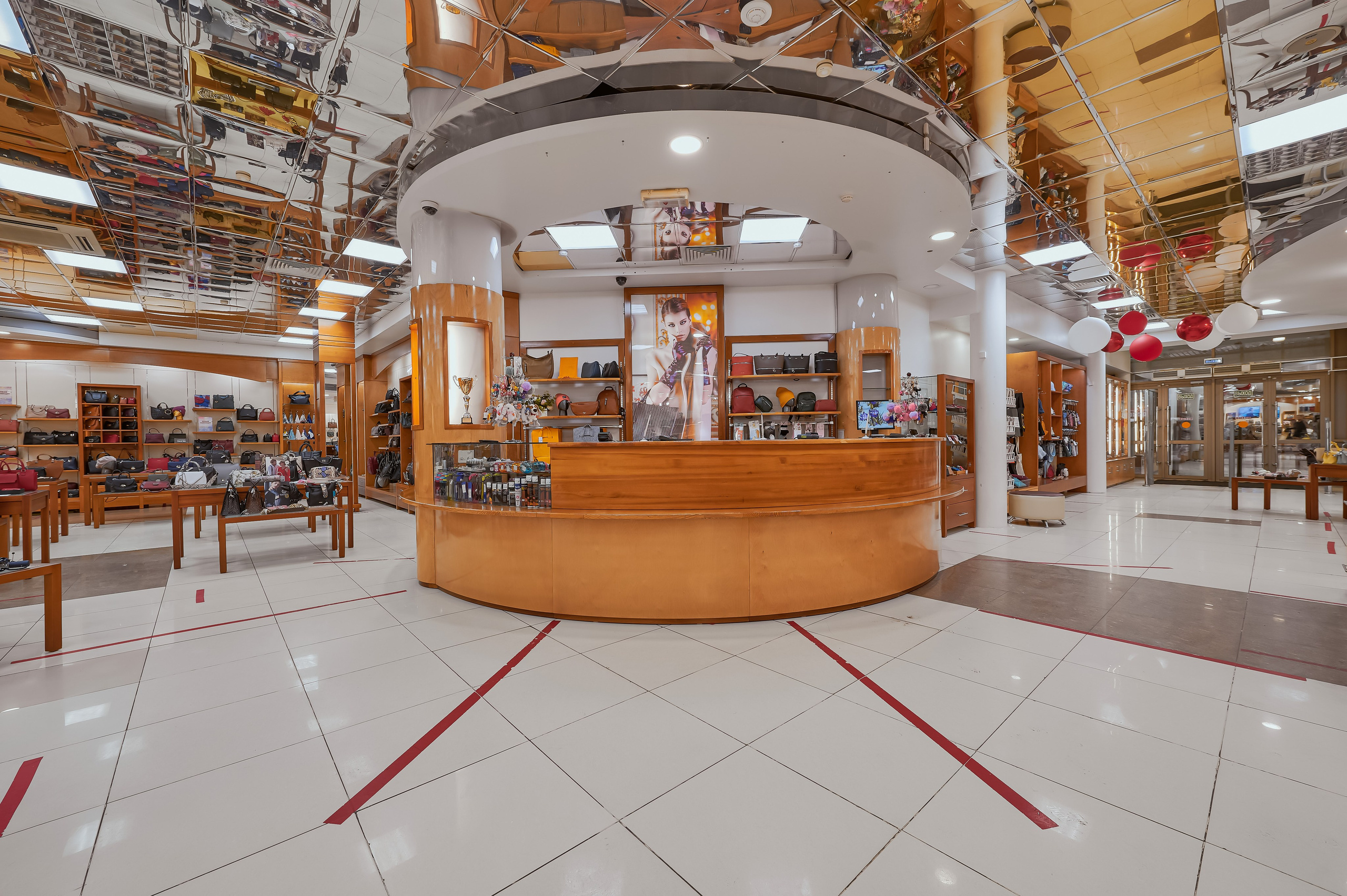 Портфолио по интерьерной и экстерьерной фотосъёмки: Мир Сумок — Правый берег. Фотограф Яковлев Роман — Красноярск