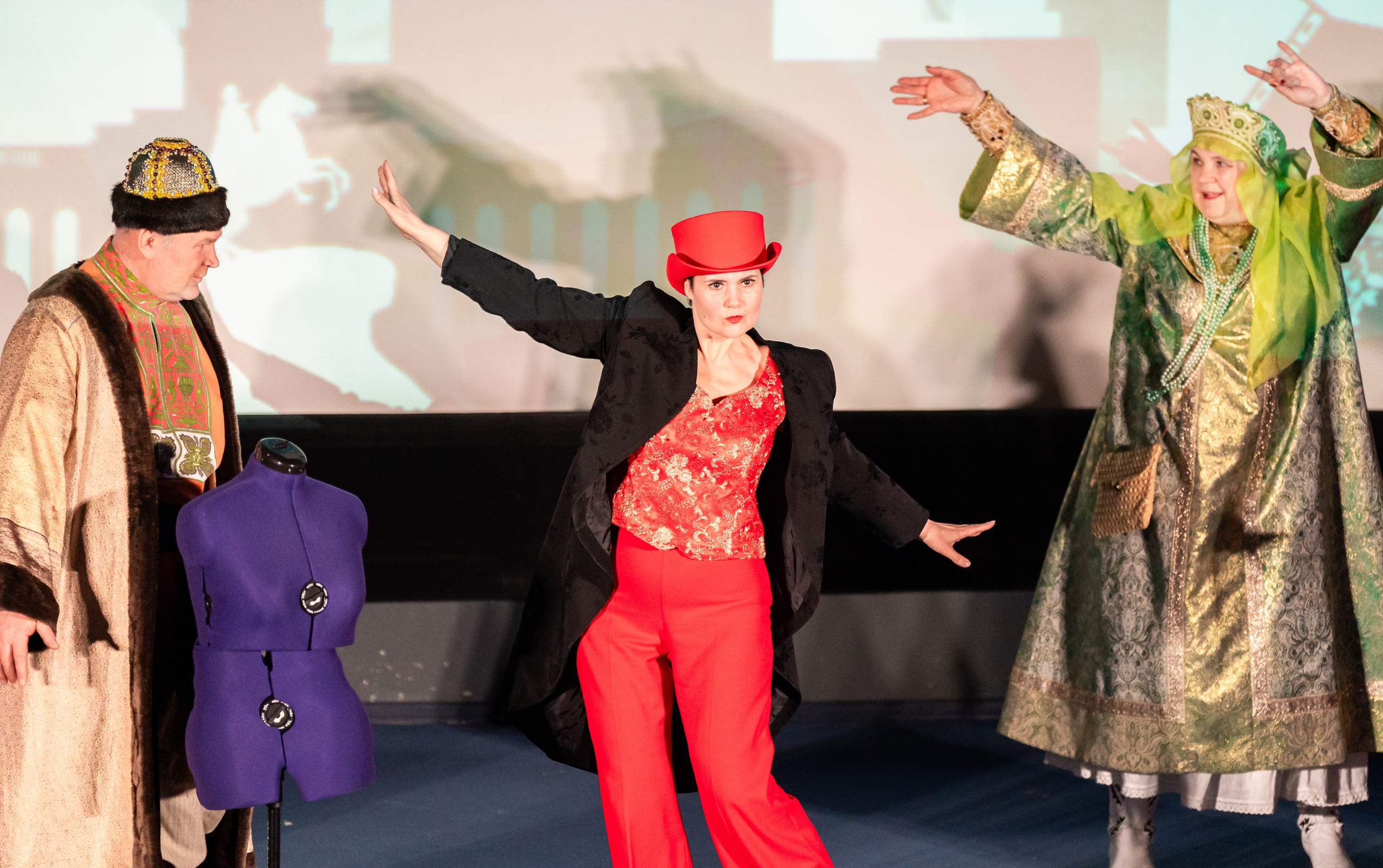 Динамичное выступление в смешанных народных и современных образах на XII Международном фольклорном фестивале. Санкт-Петербург, 2026. Фото: Мальцев Евгений.