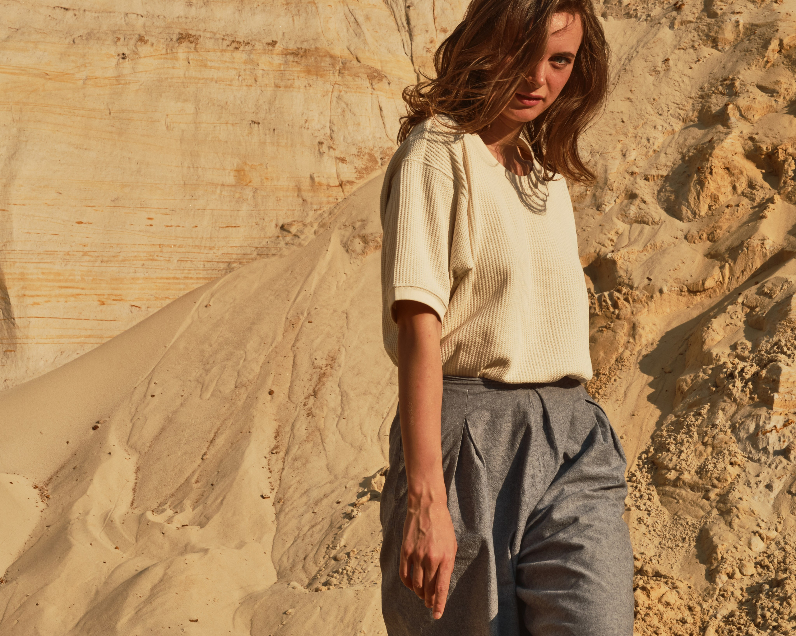 Светлана в пустыне (на пляже). Фотограф Максим Ерёмин