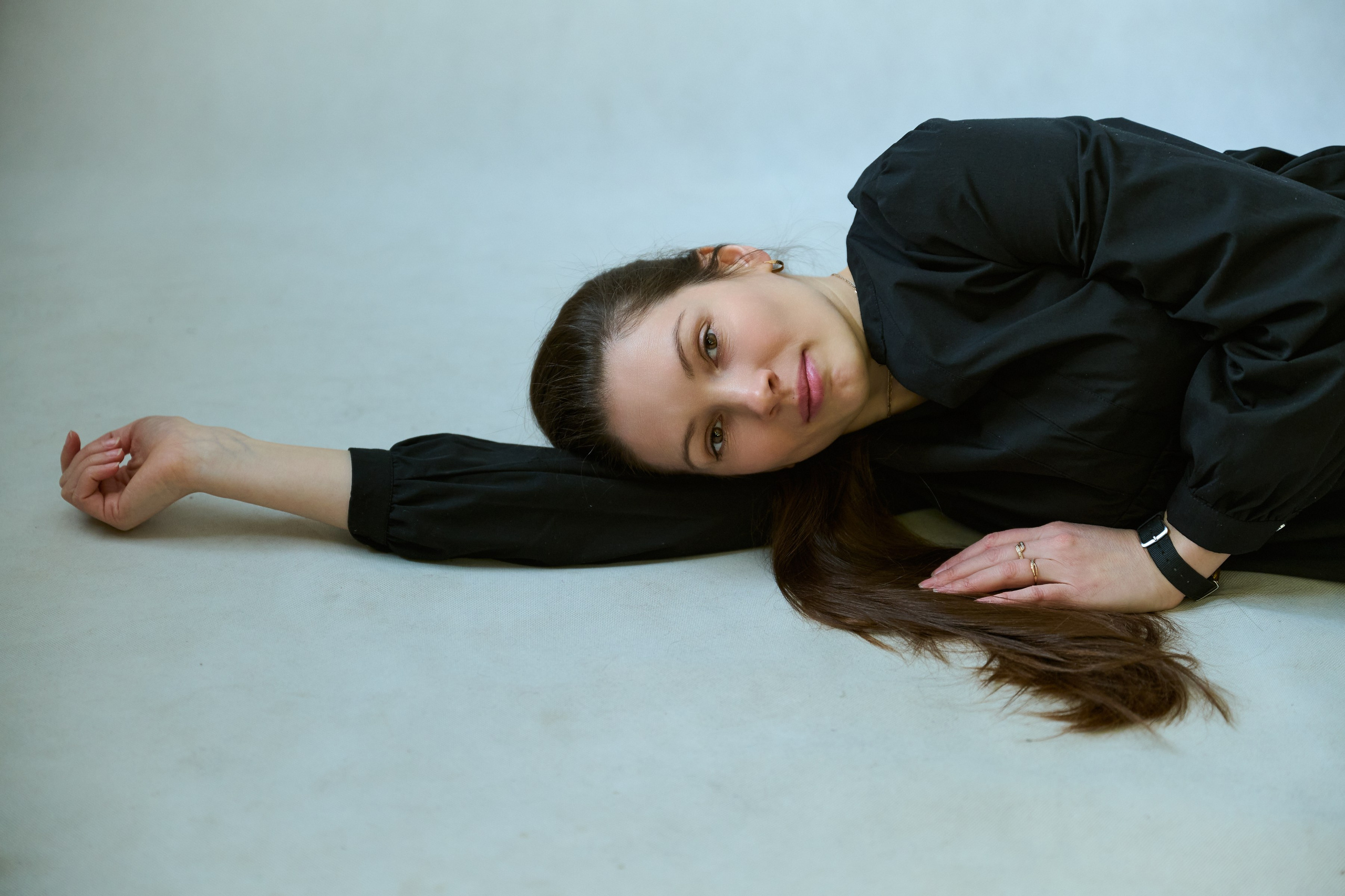 Тихая женская фотография — съёмка без ролей и позирования, где важнее состояние, чем образ