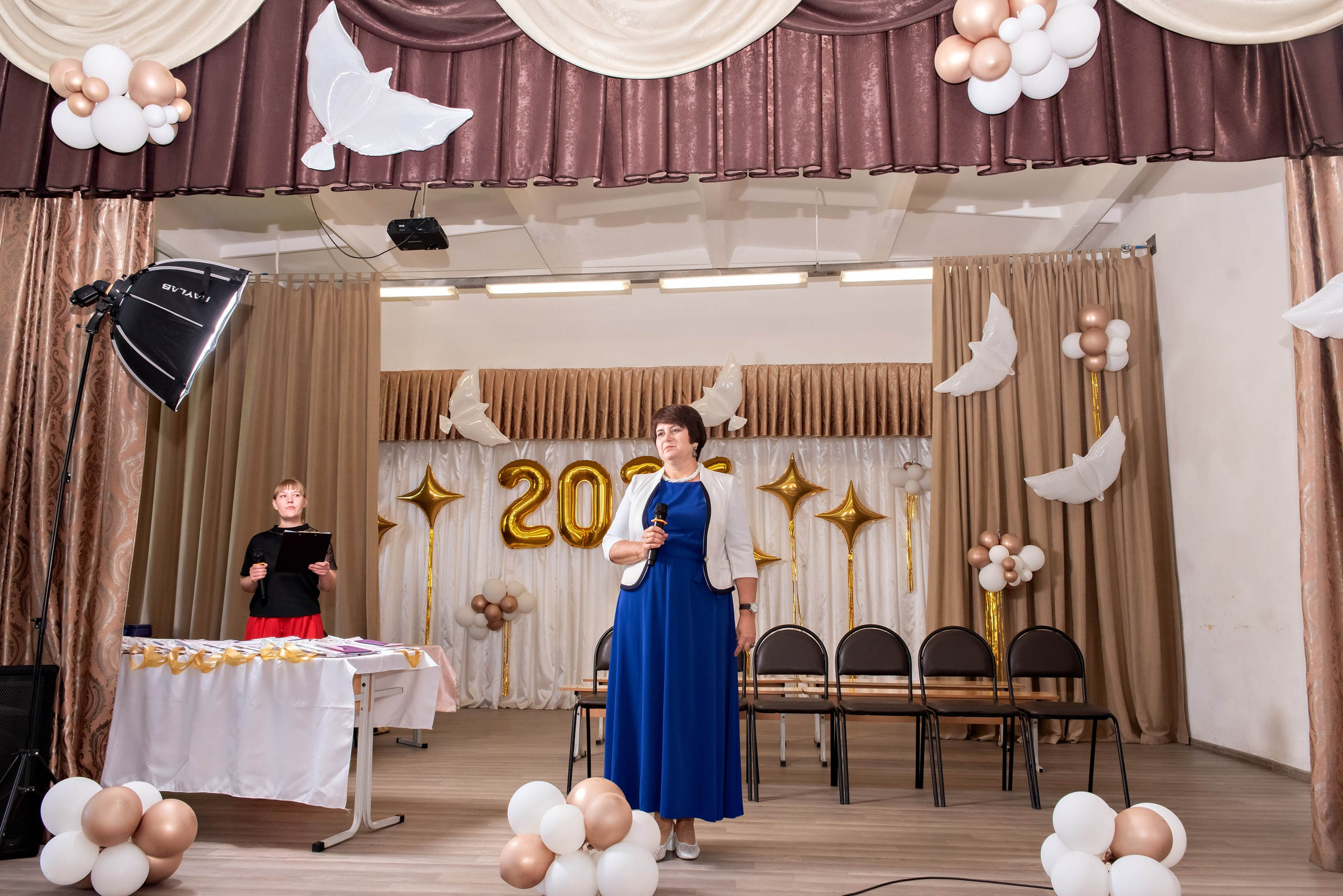 Выпускной школы № 3 вручение аттестатов в актовом зале. Свадебный и семейный фотограф в Кыштыме Челябинске Марина Шигапова