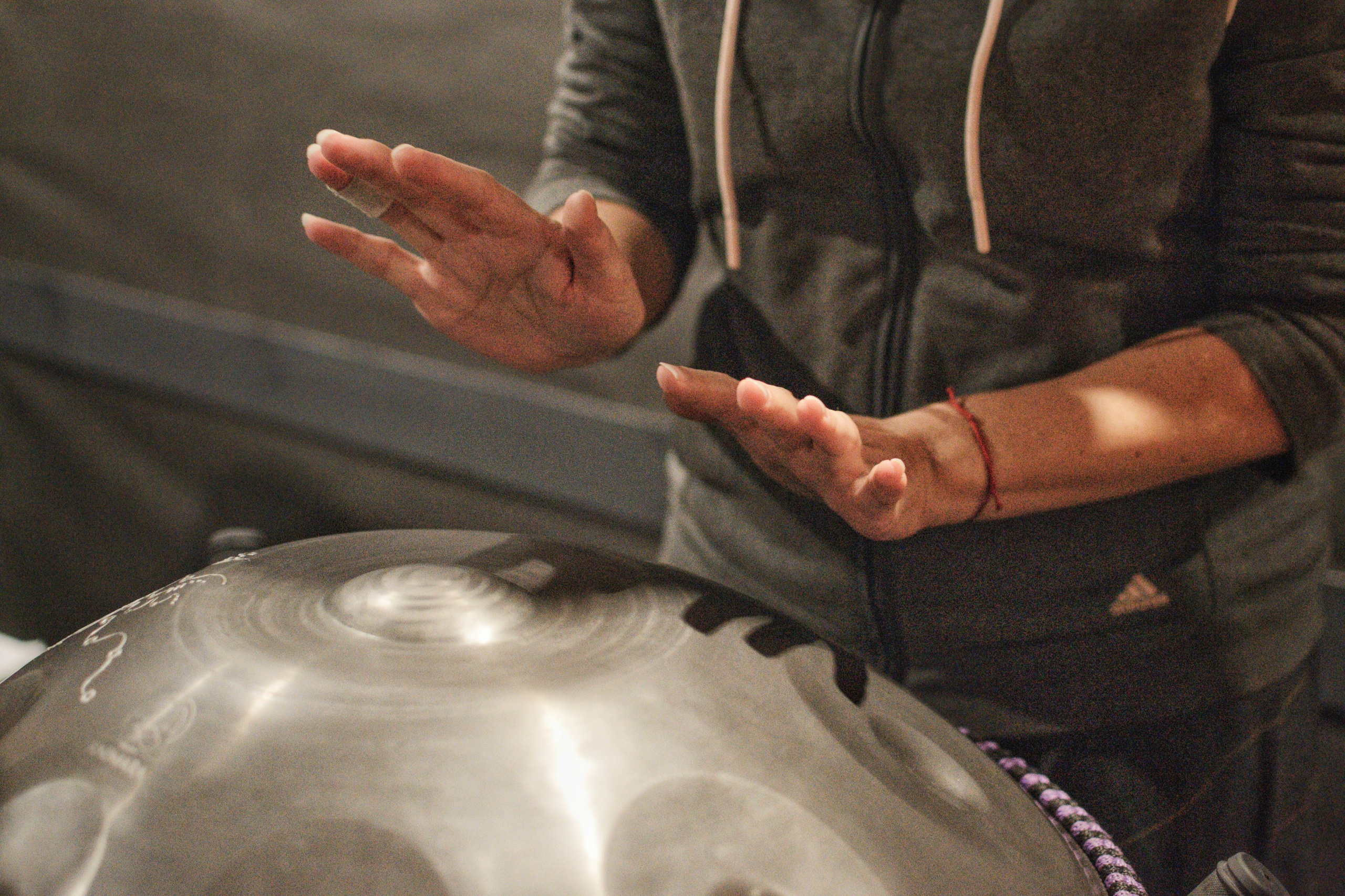 Фотосъемка мастер-класса по Хангдраму с Екатериной Князевой в школе барабанов Dedov.Drums Зеленоград. Предметный и контентный фотограф в Москве и Зеленограде Анастасиевская