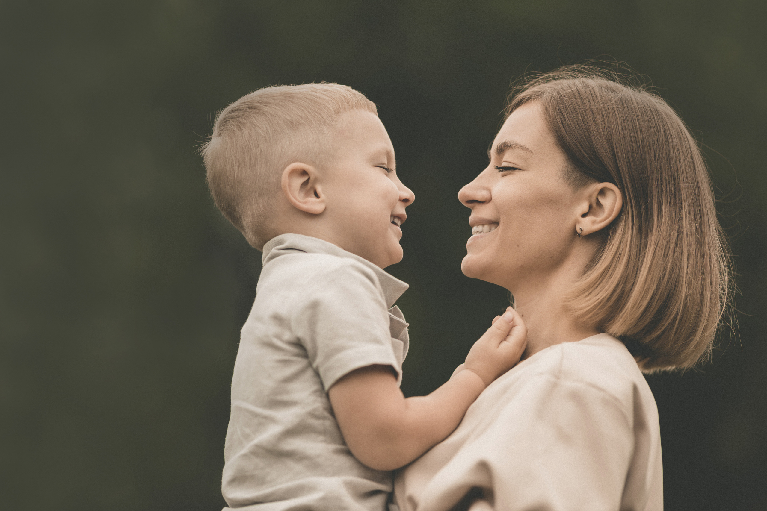 Мама и ее защитник. Семейный и свадебный фотограф Лилия Матонина | Ангарск, Иркутск, Усолье-Сибирское, Байкал (Листвянка, Ольхон), Иркутская область