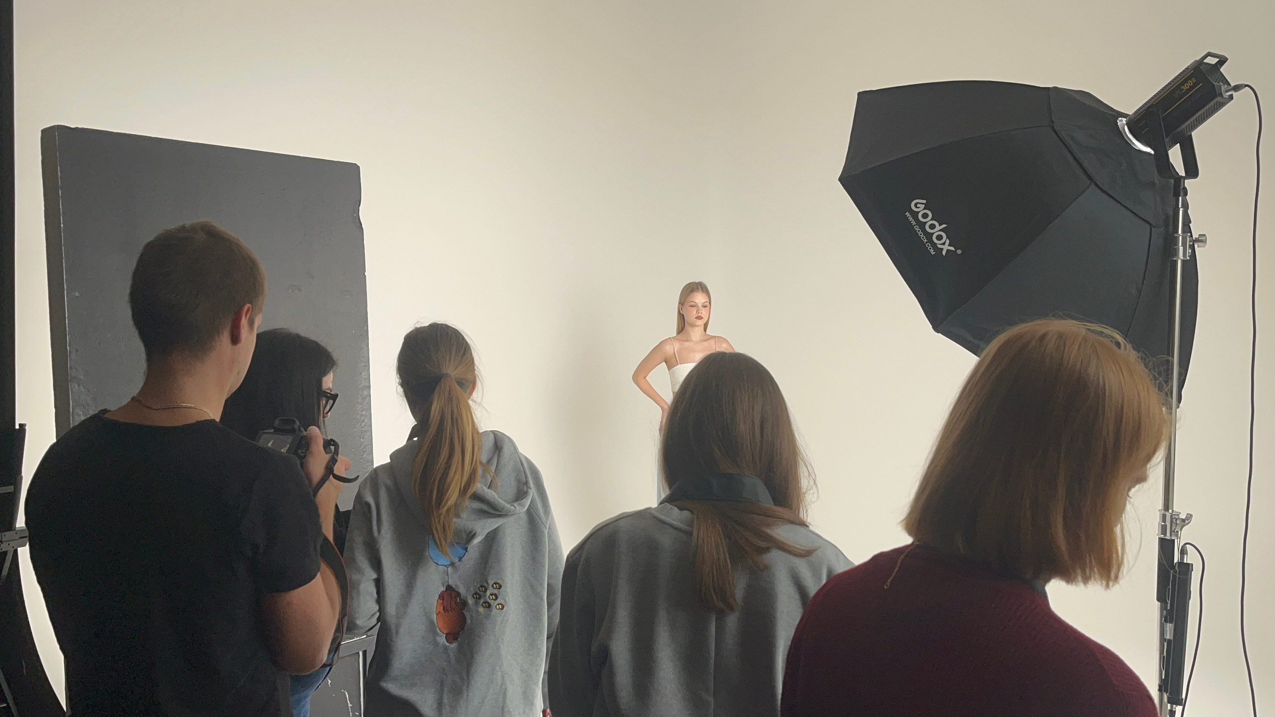 Фото бэкстейдж съёмок и занятий — как проходят наши уроки в Фотошколе Lectory 4.06. Фотошкола Екатеринбург Lectory 4.06
