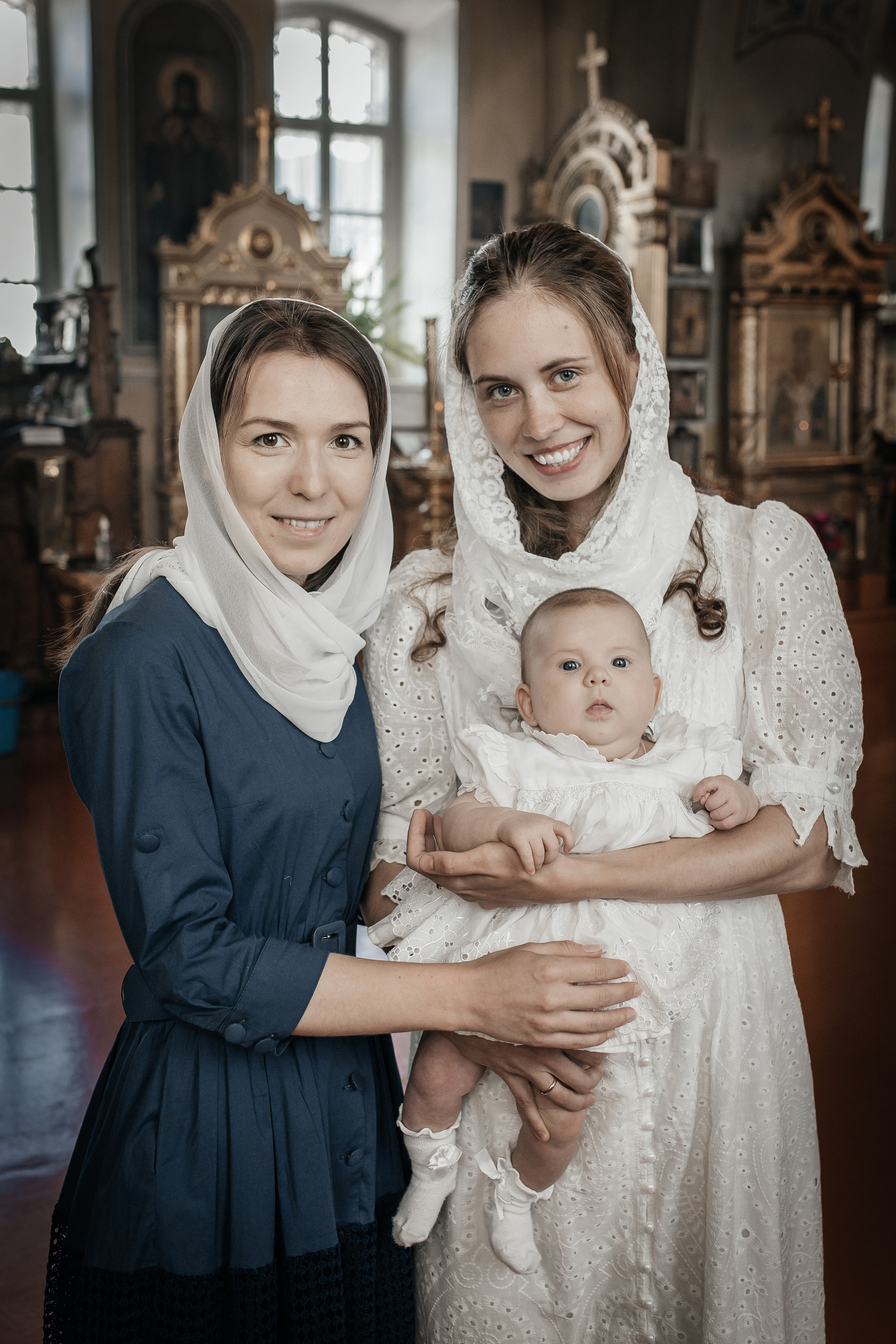 Фотограф на крещение крестины Старый Оскол, Губкин, Курск, фотосессия на крещение заказать услуги фотографа на крещение фотосессия на крестины профессиональный церковный фотограф крестная и мама с малышом фото