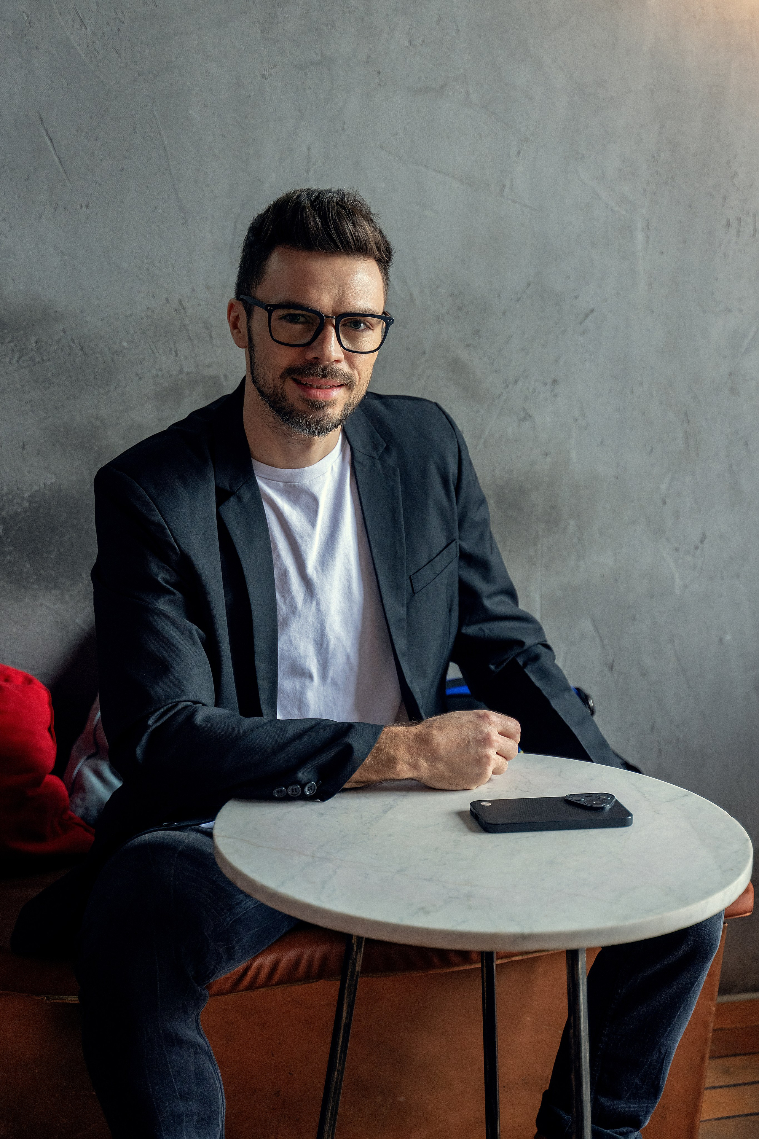 Красавчик в кафе. Главная