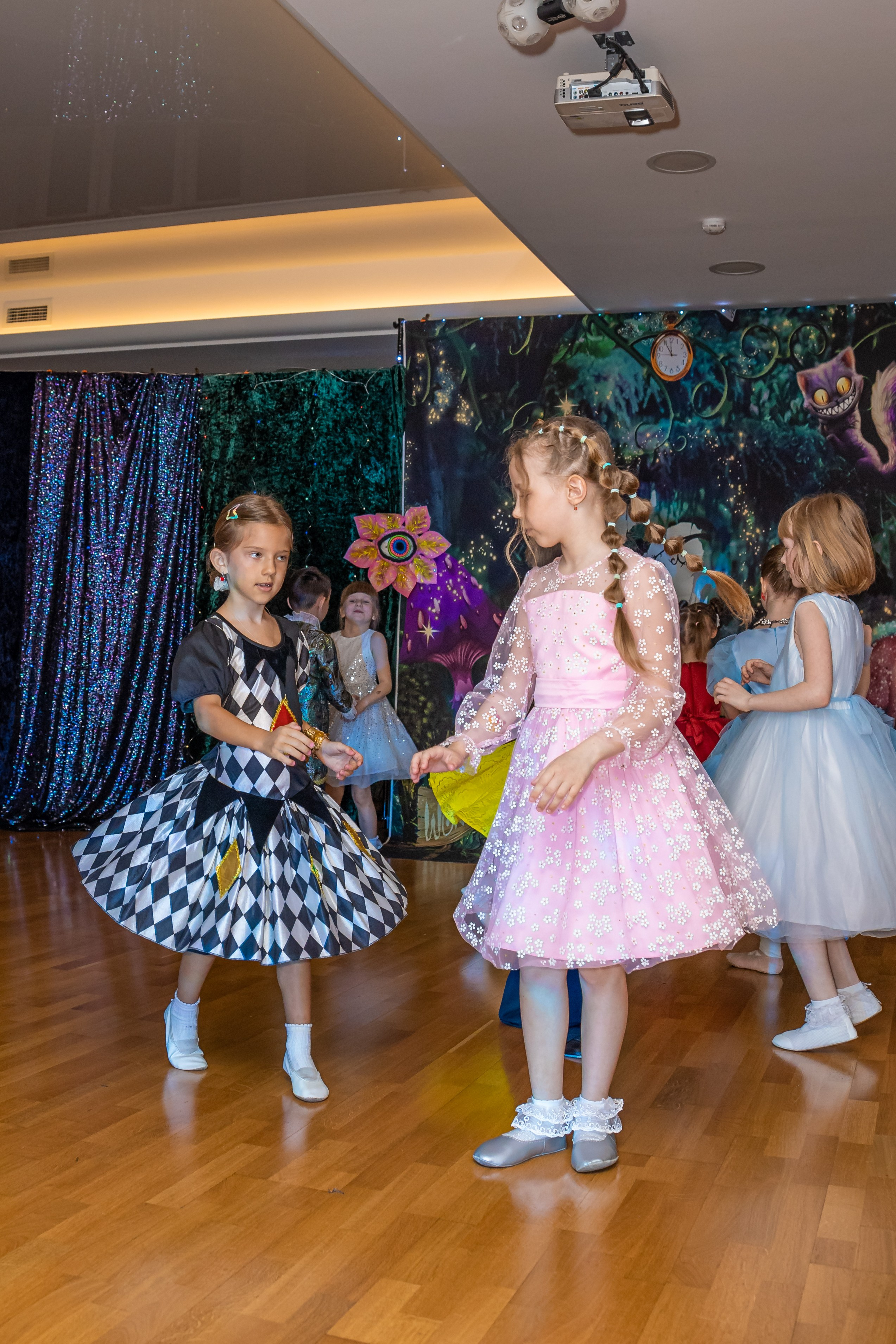 Фотосъемка детского выступления «Алиса в стране чудес». Ирина Носова - семейный и детский фотограф
