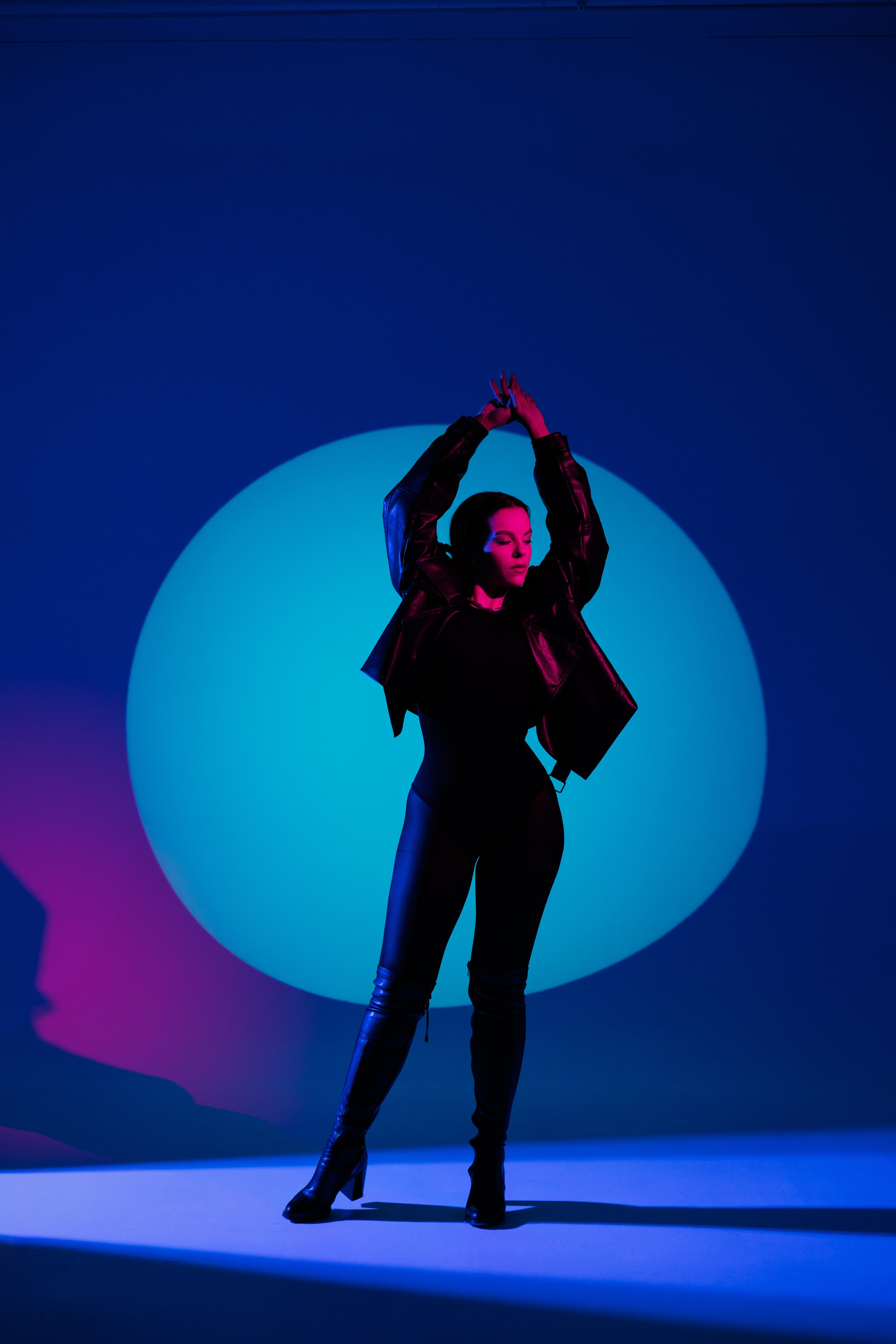 Цветной свет и фигуры. Фотограф Минск