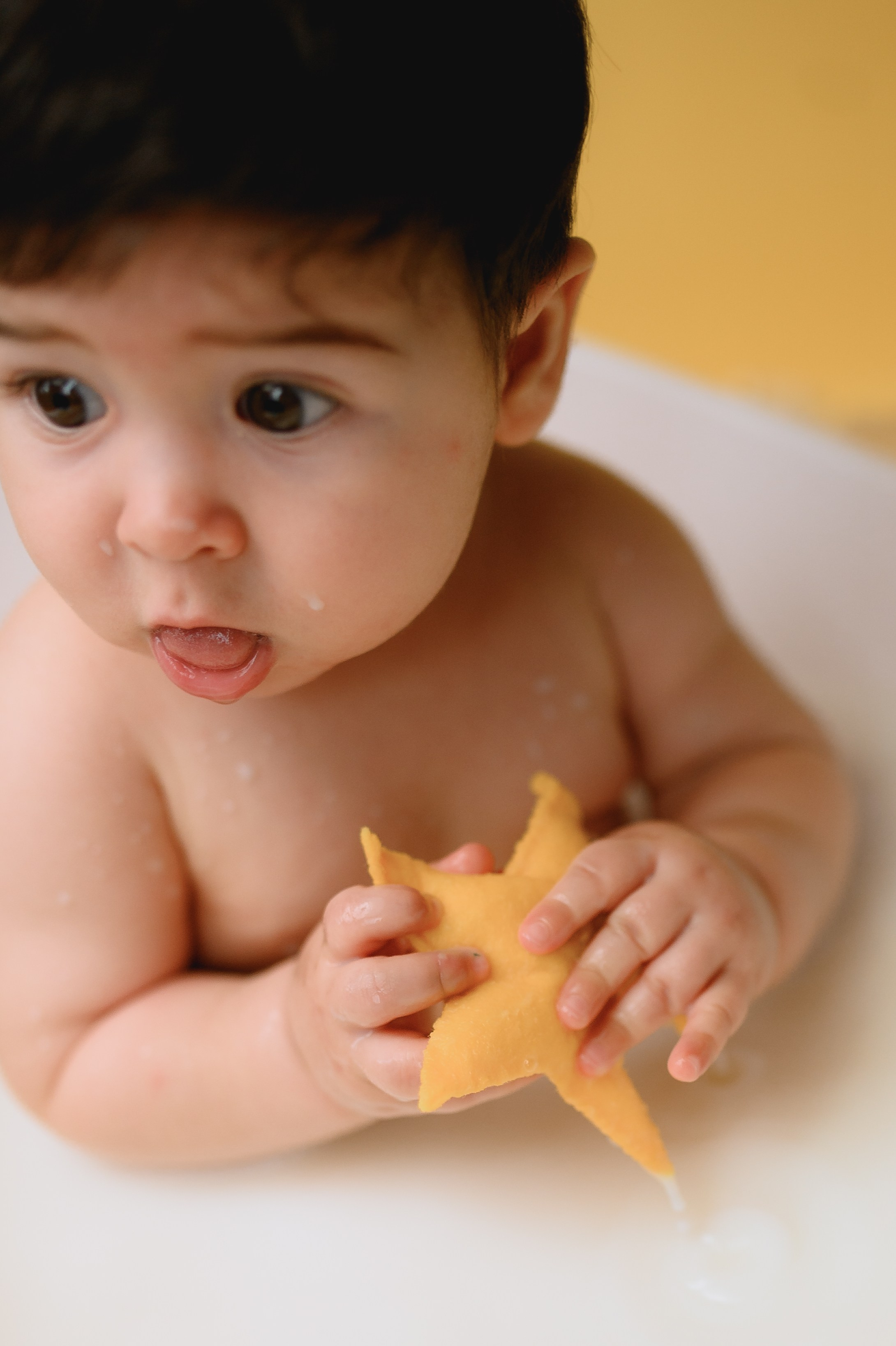 Тиграша 7 мес и молочная ванночка. Фотограф Котова Валентина