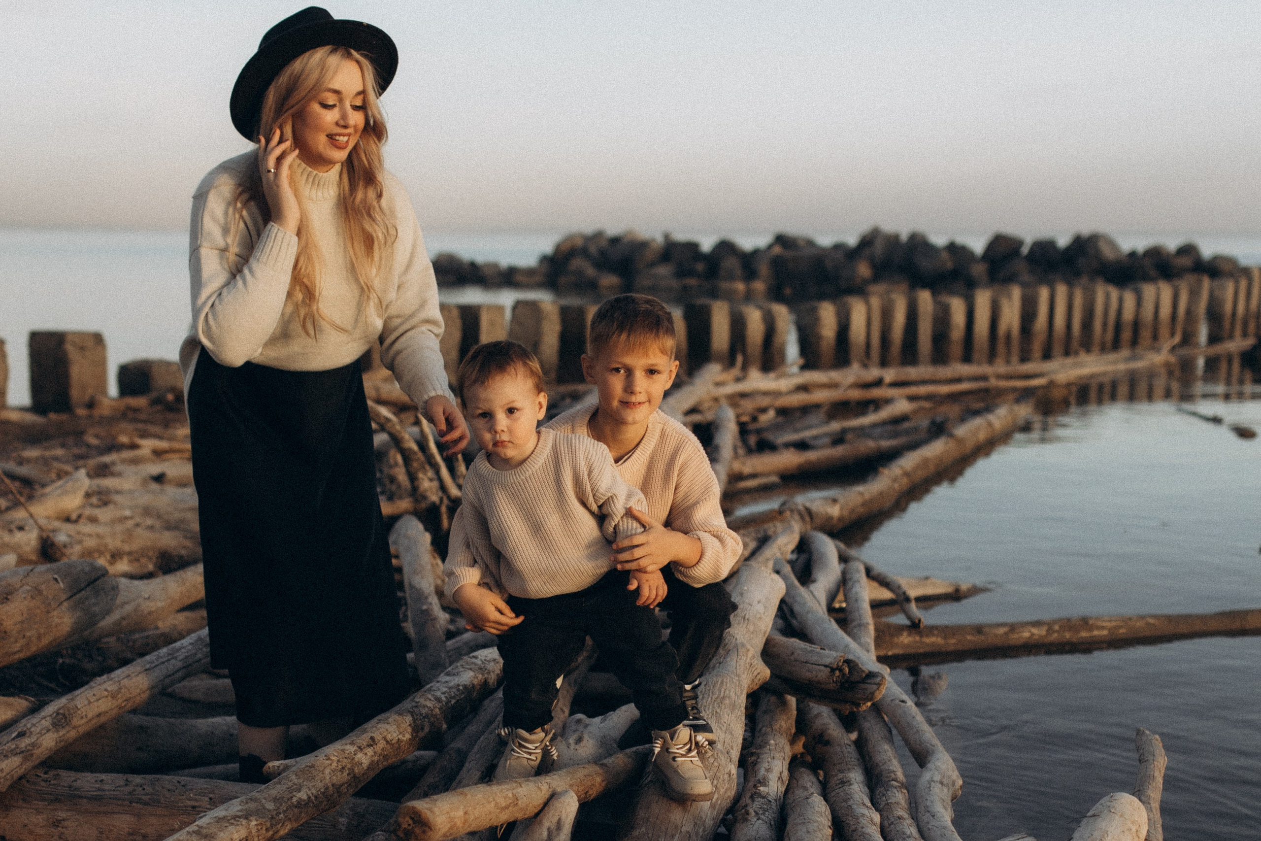 Альбина с сыновьями, сентябрь. Семейный фотограф lifestyle в Новосибирске Елена Шпилевая