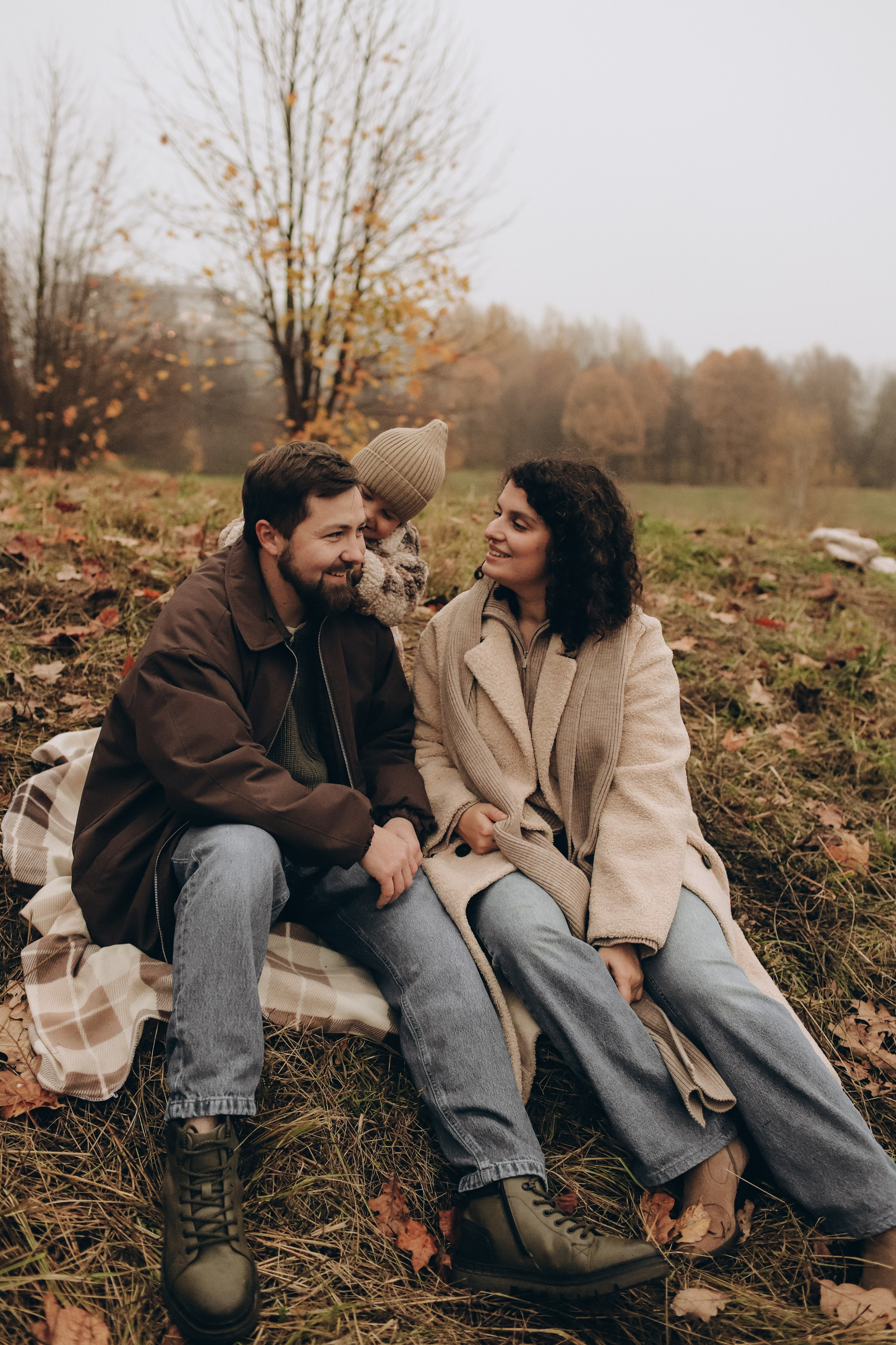 Осенняя прогулка по холмам: Саша, Алёна и Прохор. Свадебный, семейный и детский фотограф в Люберцах Зайцева Анастасия