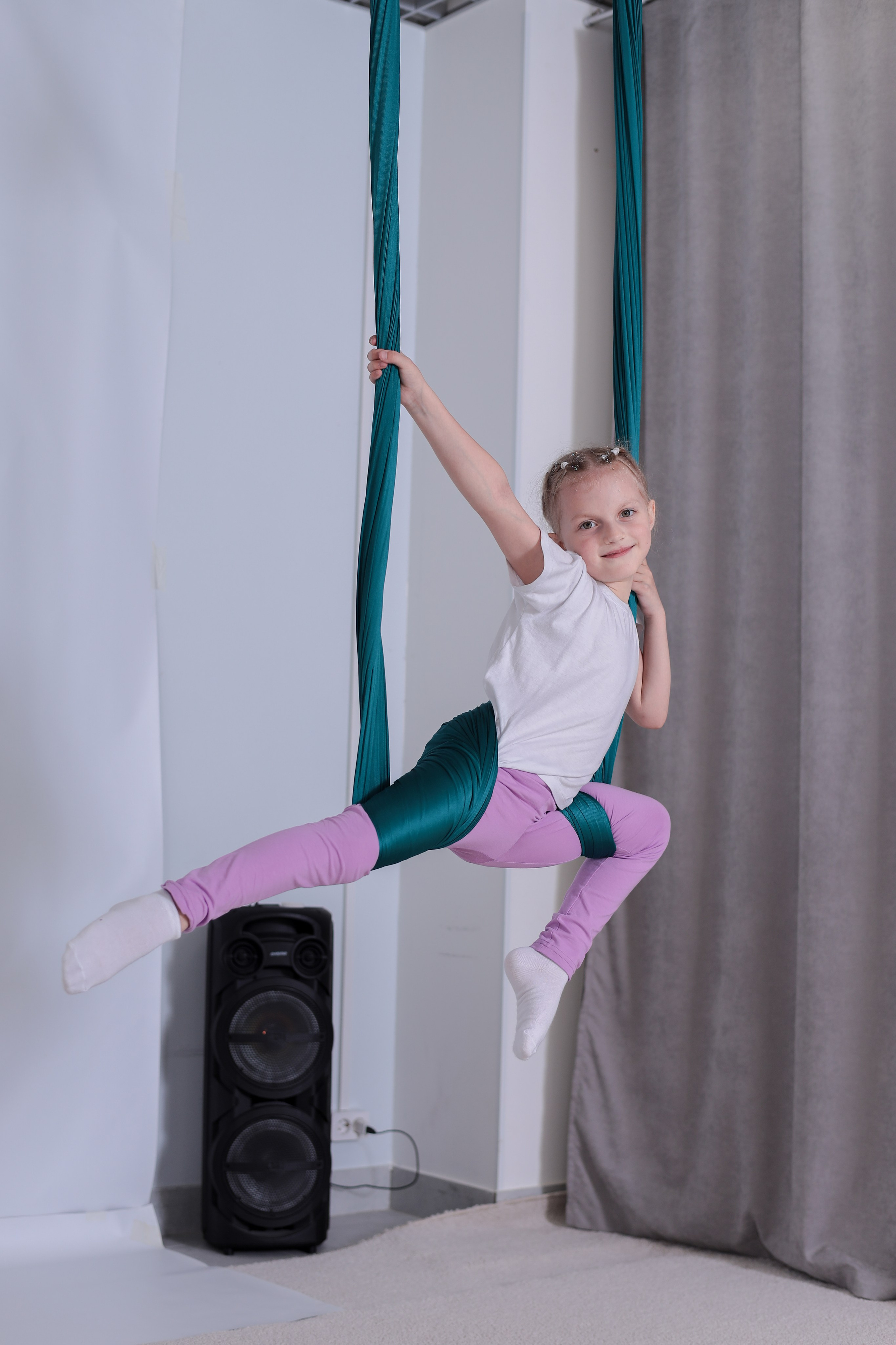 Детская аэройога. Фотограф Надршина Лилия