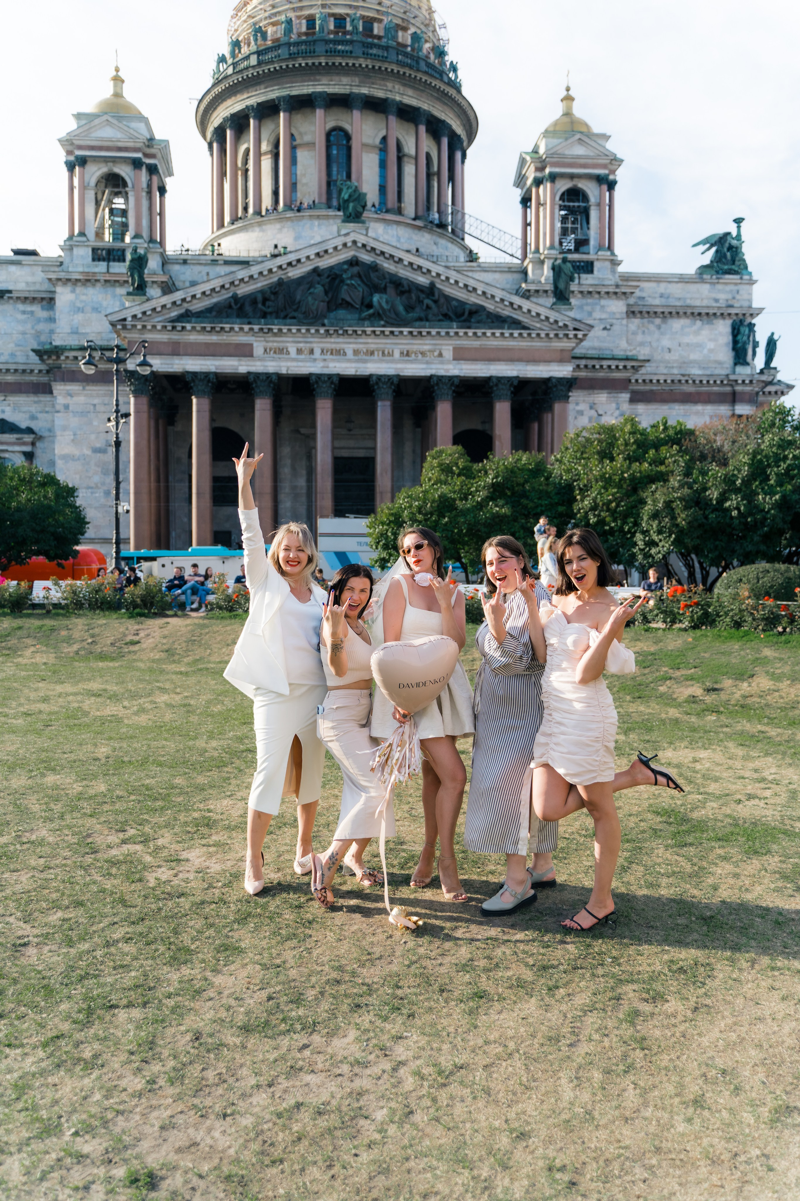 Фотосъемка девичника, встреча девушек, веселые женские портреты