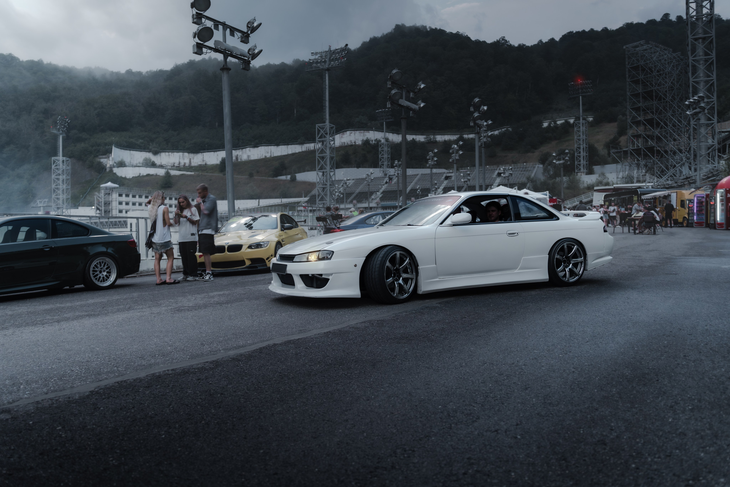 //GROUNDED2025. Автомобильный фотограф