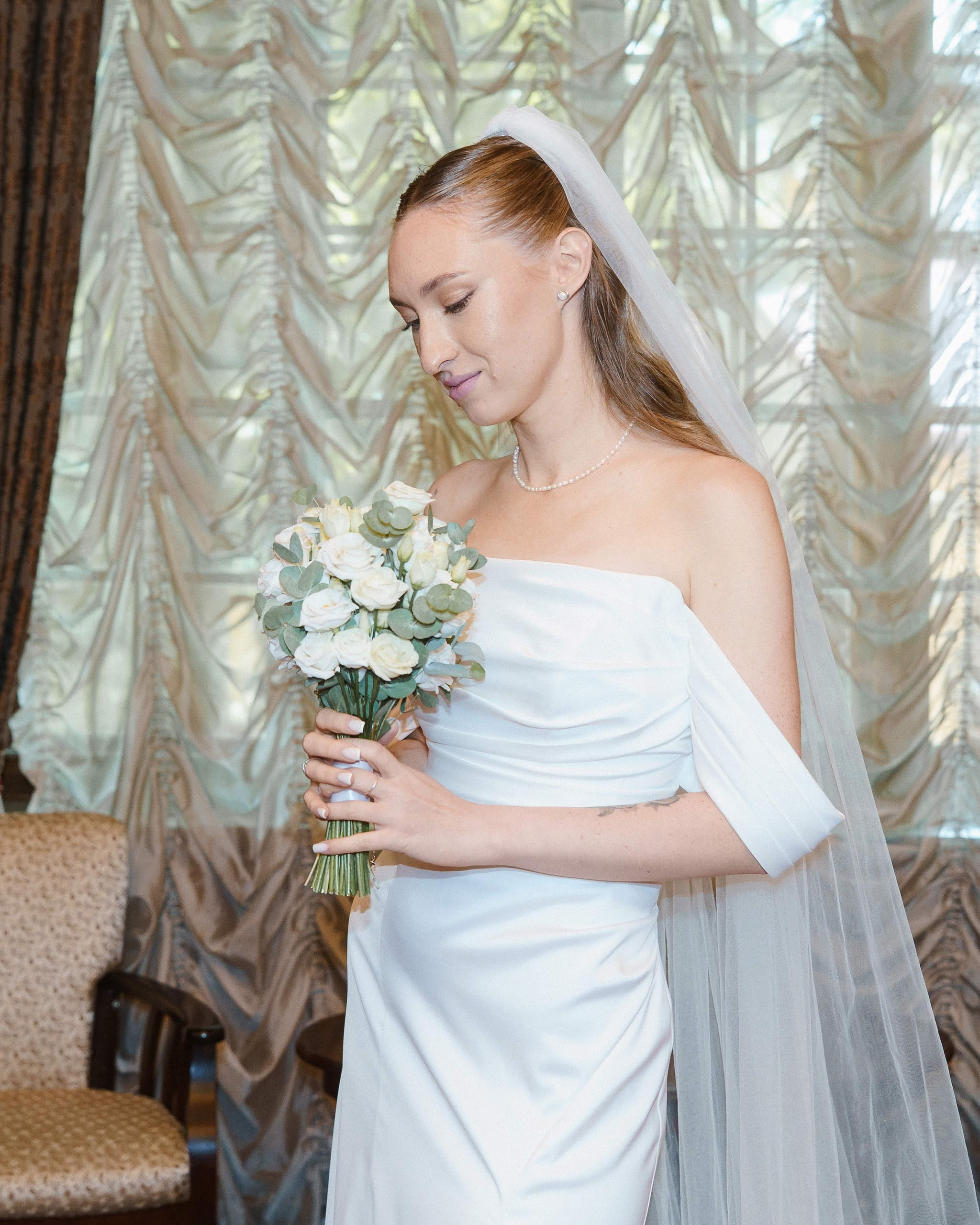 Невеста с букетом в интерьере ЗАГСа Петроградского района