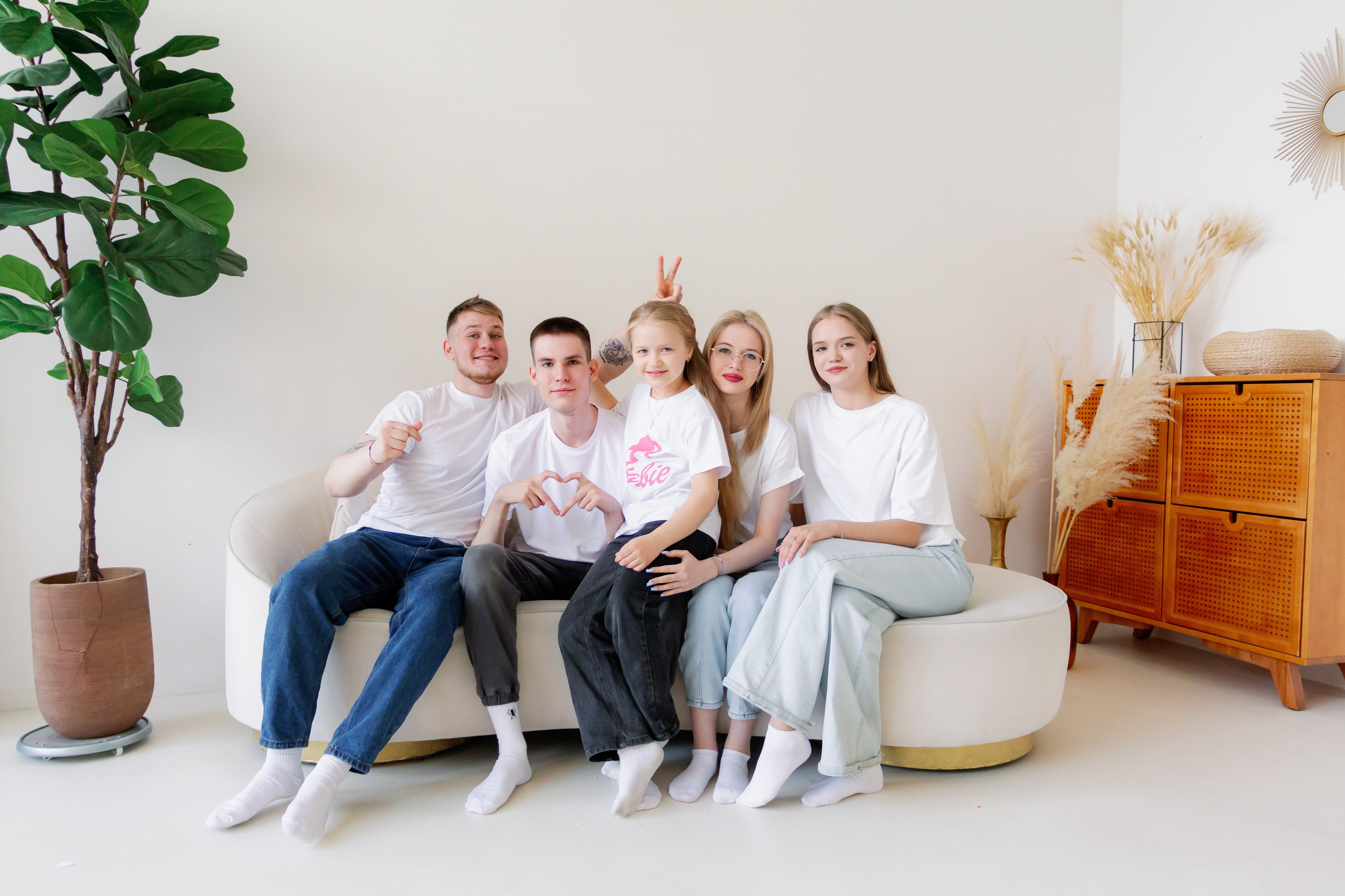 Две сестры. Две семьи. Одна любовь. Семейная фотосессия в студии, Екатеринбург. Фотограф в Екатеринбурге Пойгина Елена