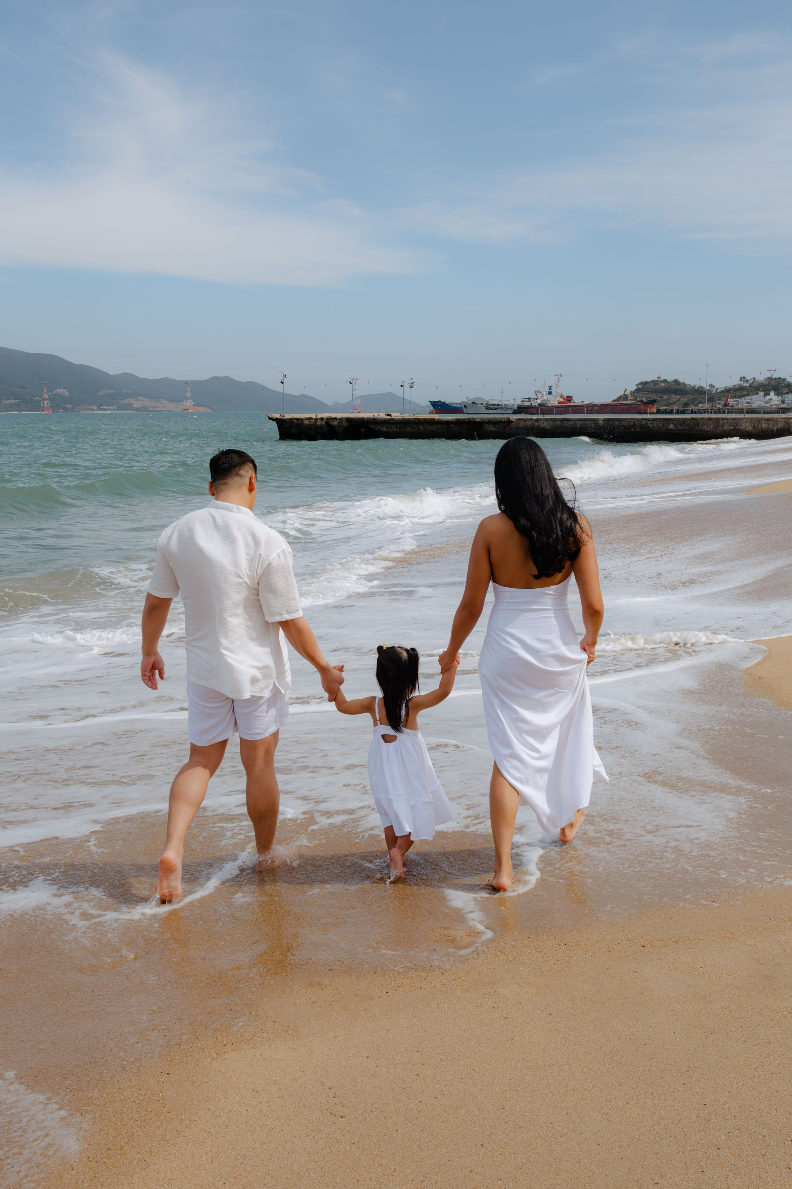 Mother and daughters. Portrait photographer Nha Trang | Julia Meshanina