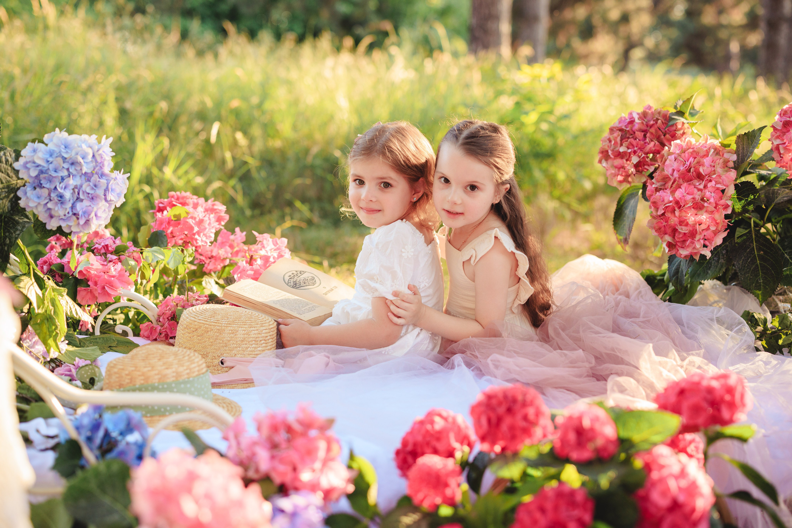 Цветочная кровать с кроликами. Семейный и детский фотограф в Краснодаре Анна Трашкова