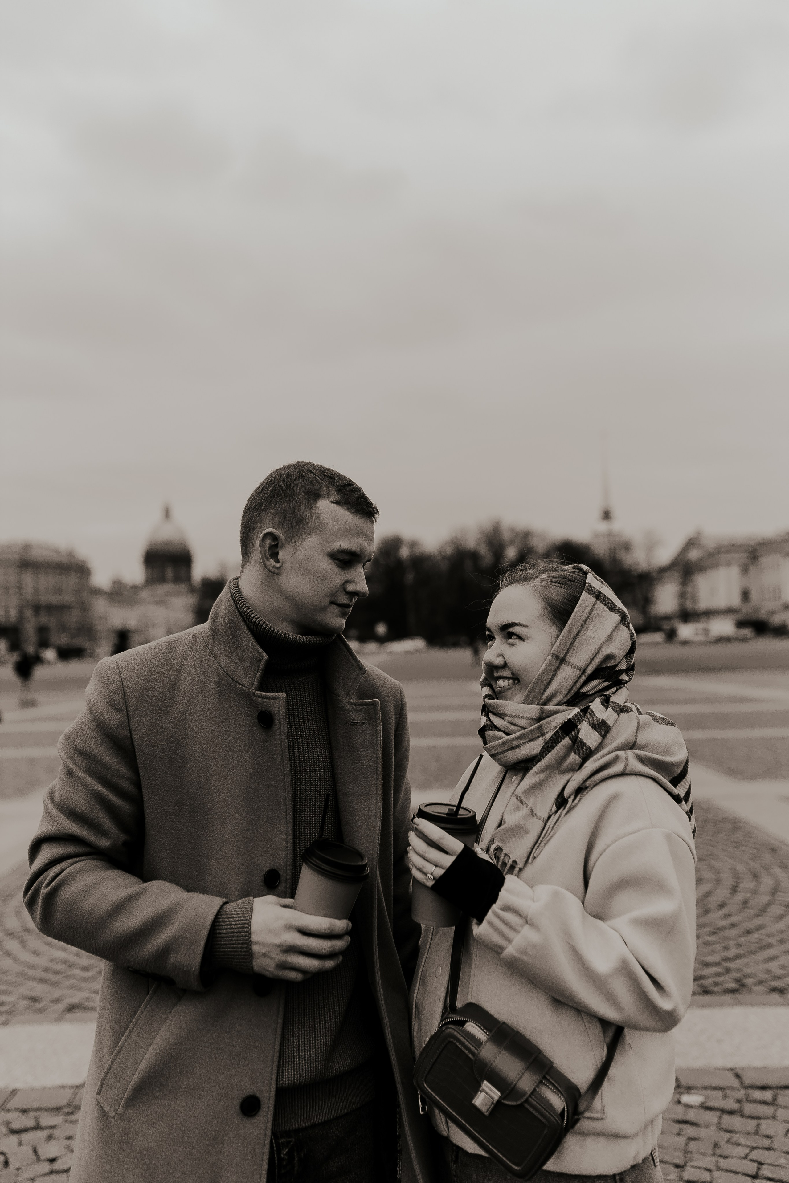 Пара гуляет по Петербургу. Фотограф в Санкт-Петербурге Лиза Семченкова