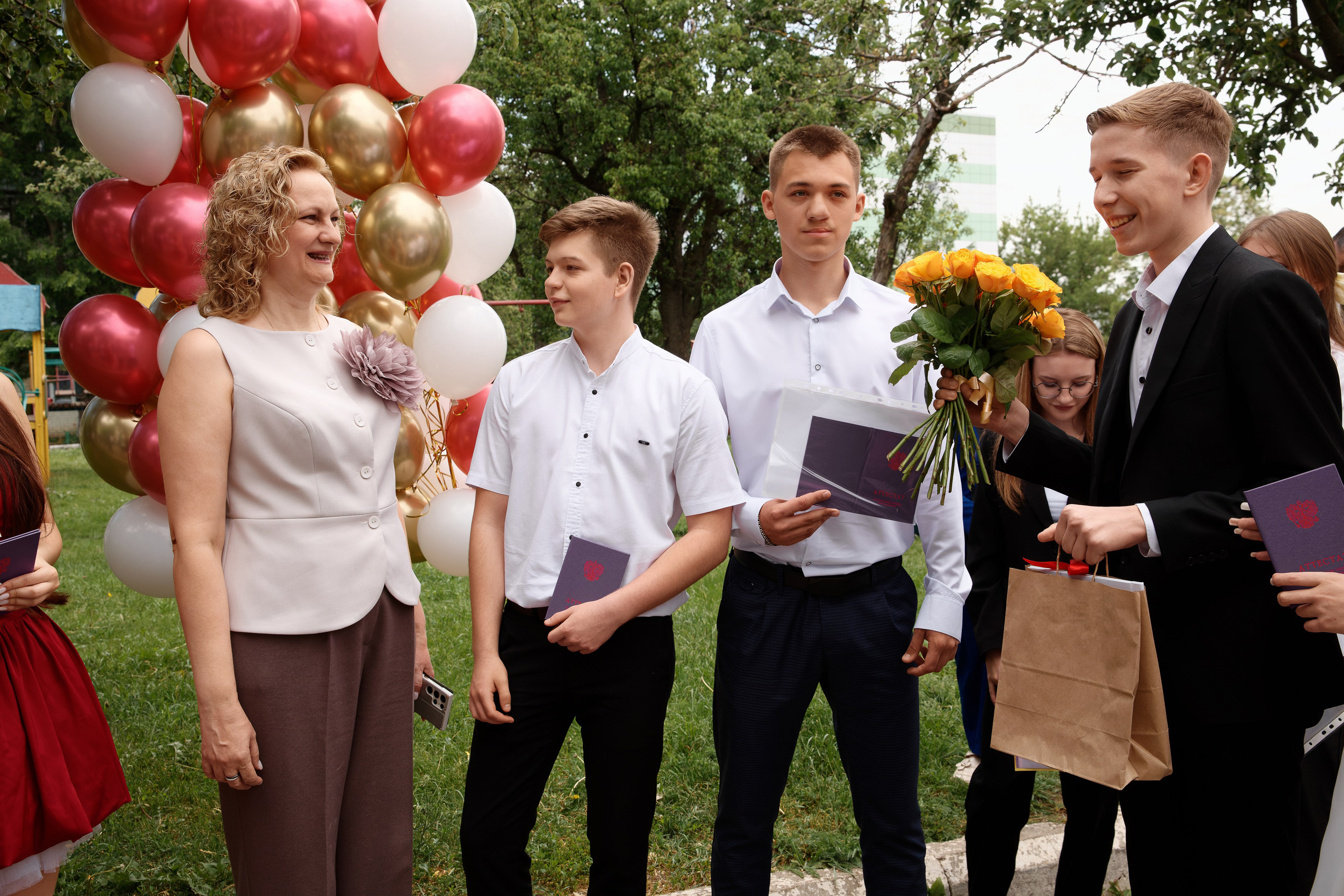 Вручение аттестатов Школа № 57. Семейный фотограф — Макс Белогрудов