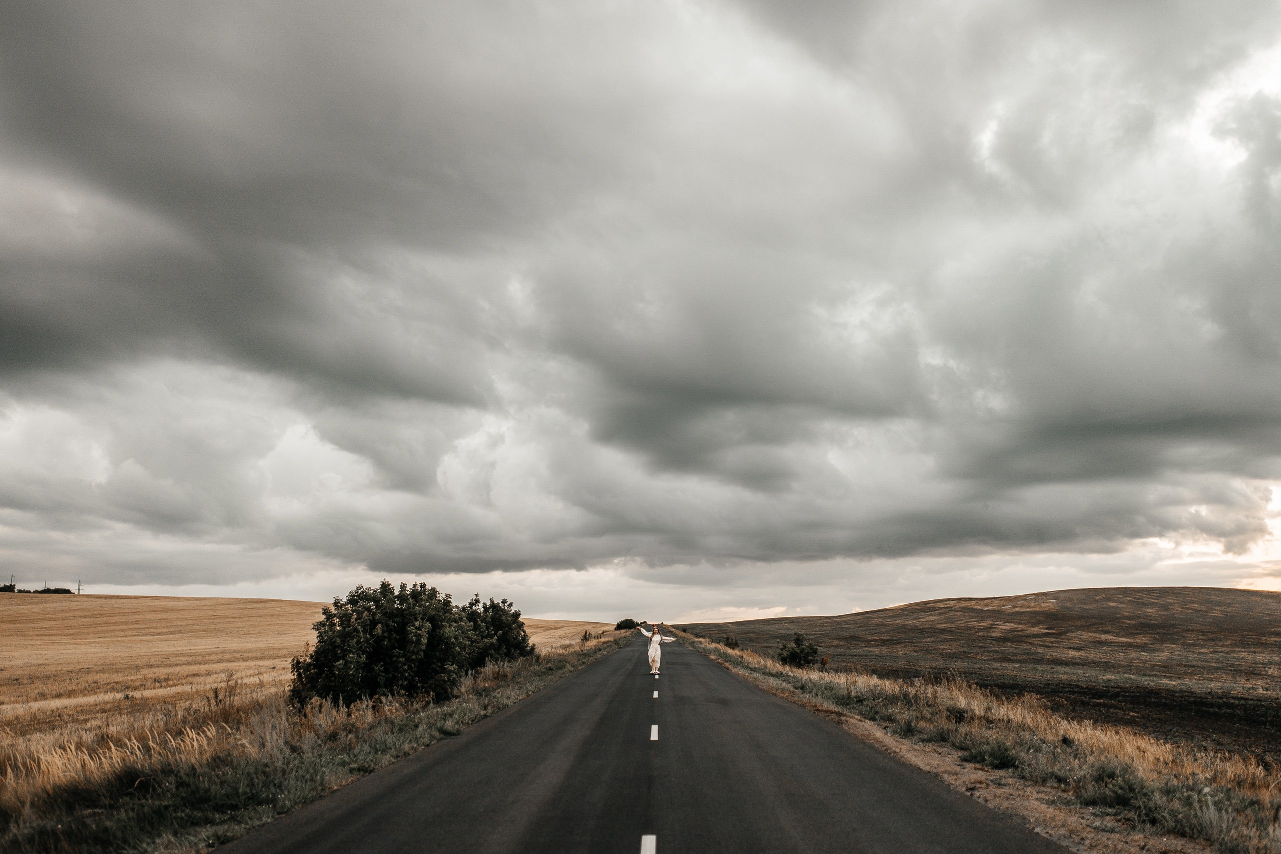 Здравствуйте! Я&nbsp;свадебный фотограф из&nbsp;Ульяновска, работаю в&nbsp;том числе по&nbsp;всей России и&nbsp;с&nbsp;выездом за&nbsp;границу. Снимаю свадьбы, lovestory, корпоративы, светский репортаж. Провожу обучение по&nbsp;фотографии, мастер-классы и&nbsp;воркшопы для других фотографов.