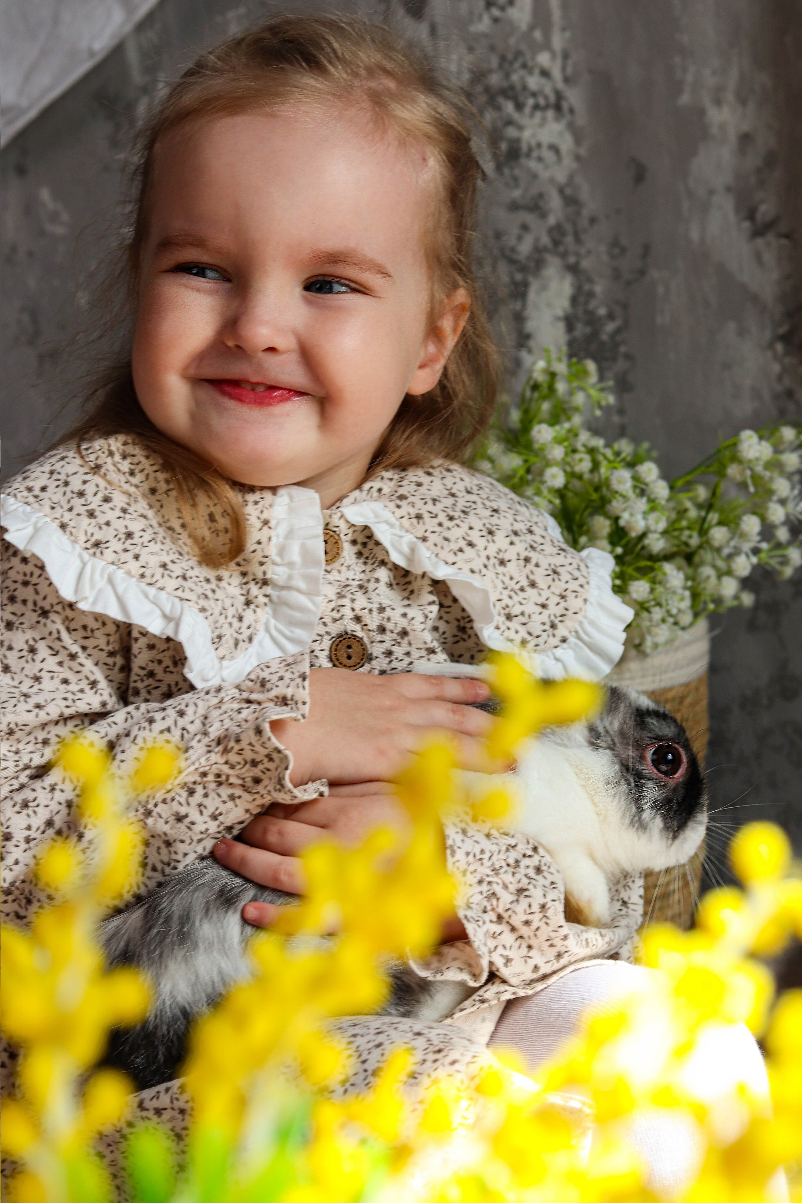 пасхальная фотосессия детская съёмка кролики яйца корзинки ферма